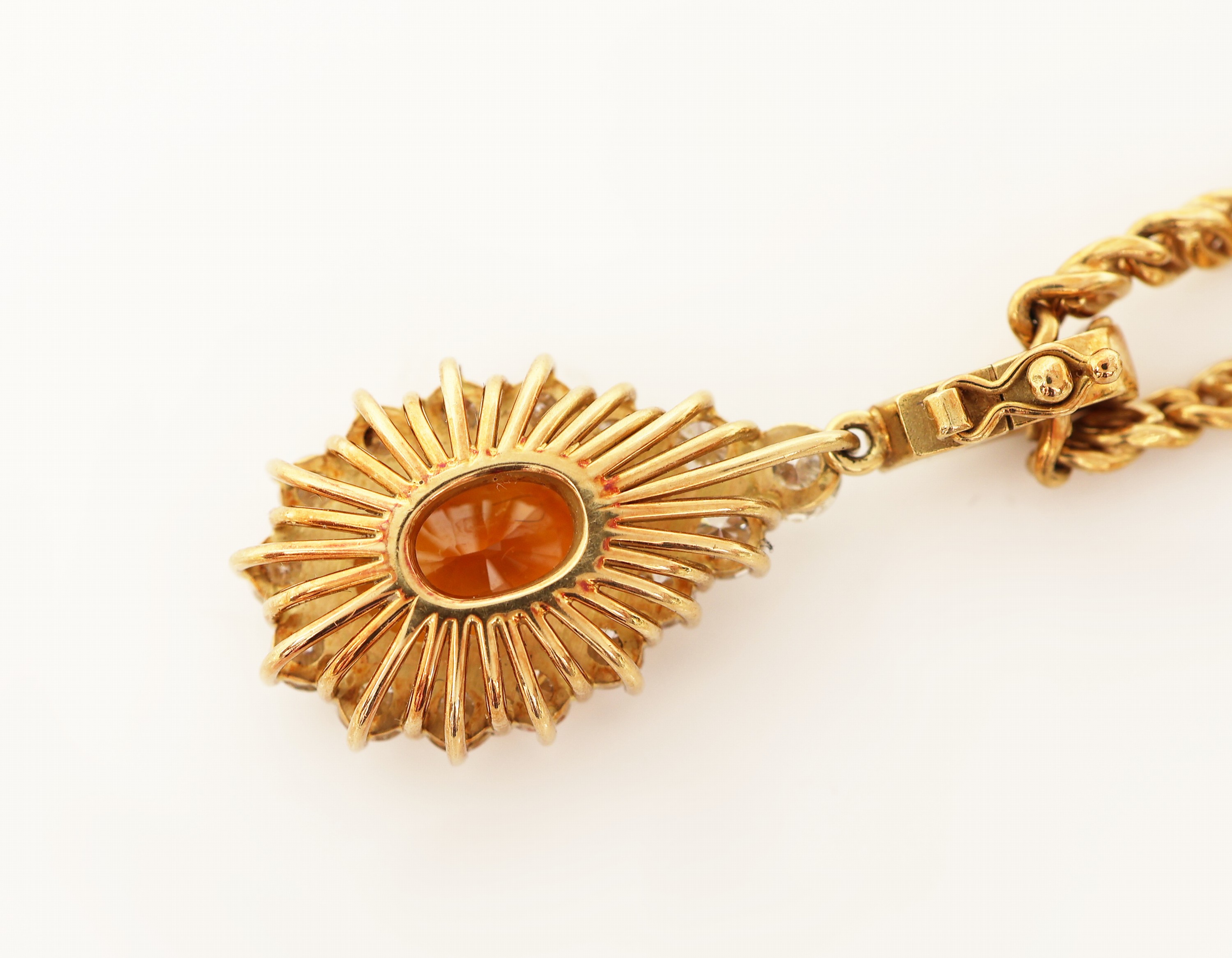 Detail d: 18 kt Gold Saphir-Brillant-Clipanhänger, GG750/000, mittig ovalfacett. orangefarb. Saphirca. 3.0 ct, 20 Brillanten zus. ca. 1.45 ct feines ...