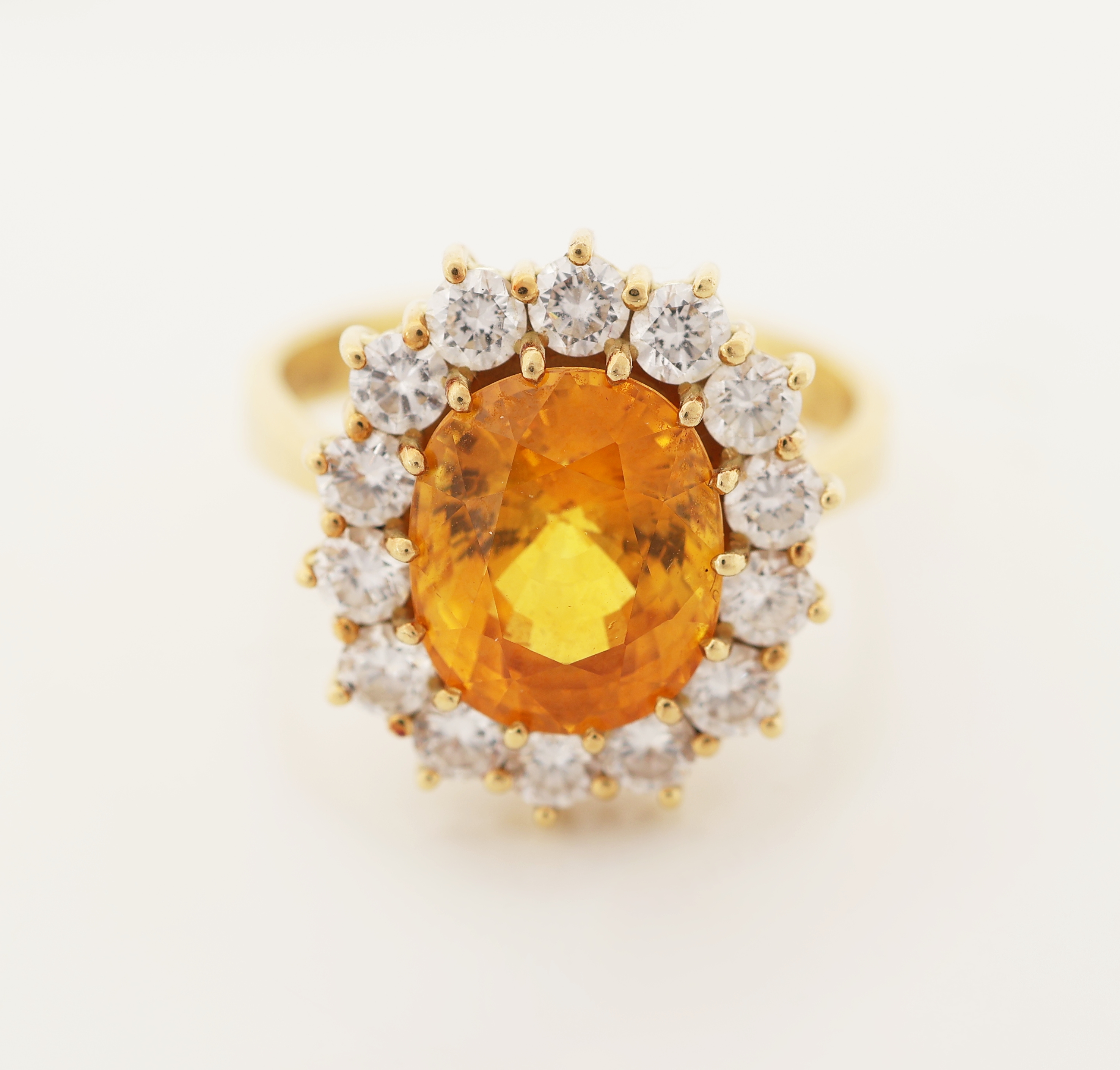 Detail a: 18 kt Gold Saphir-Brillant-Ring, GG 750/000, mittig ovalfacett. orangefarb. Saphirca. 5.0 ct, 14 Brillanten zus. ca. 1.0 ct feines Weiß/lp, RW 57, ...