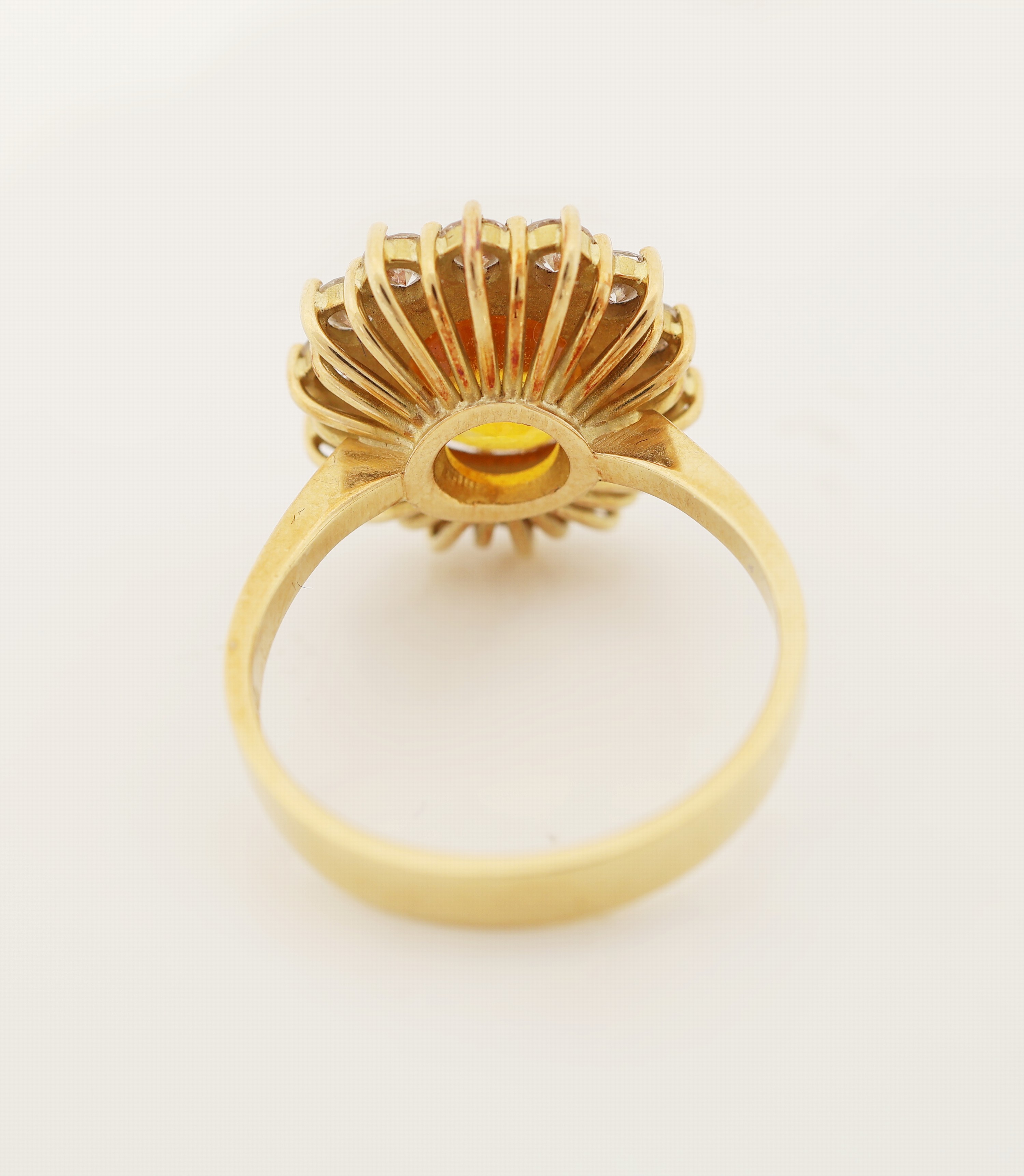 Detail b: 18 kt Gold Saphir-Brillant-Ring, GG 750/000, mittig ovalfacett. orangefarb. Saphirca. 5.0 ct, 14 Brillanten zus. ca. 1.0 ct feines Weiß/lp, RW 57, ...