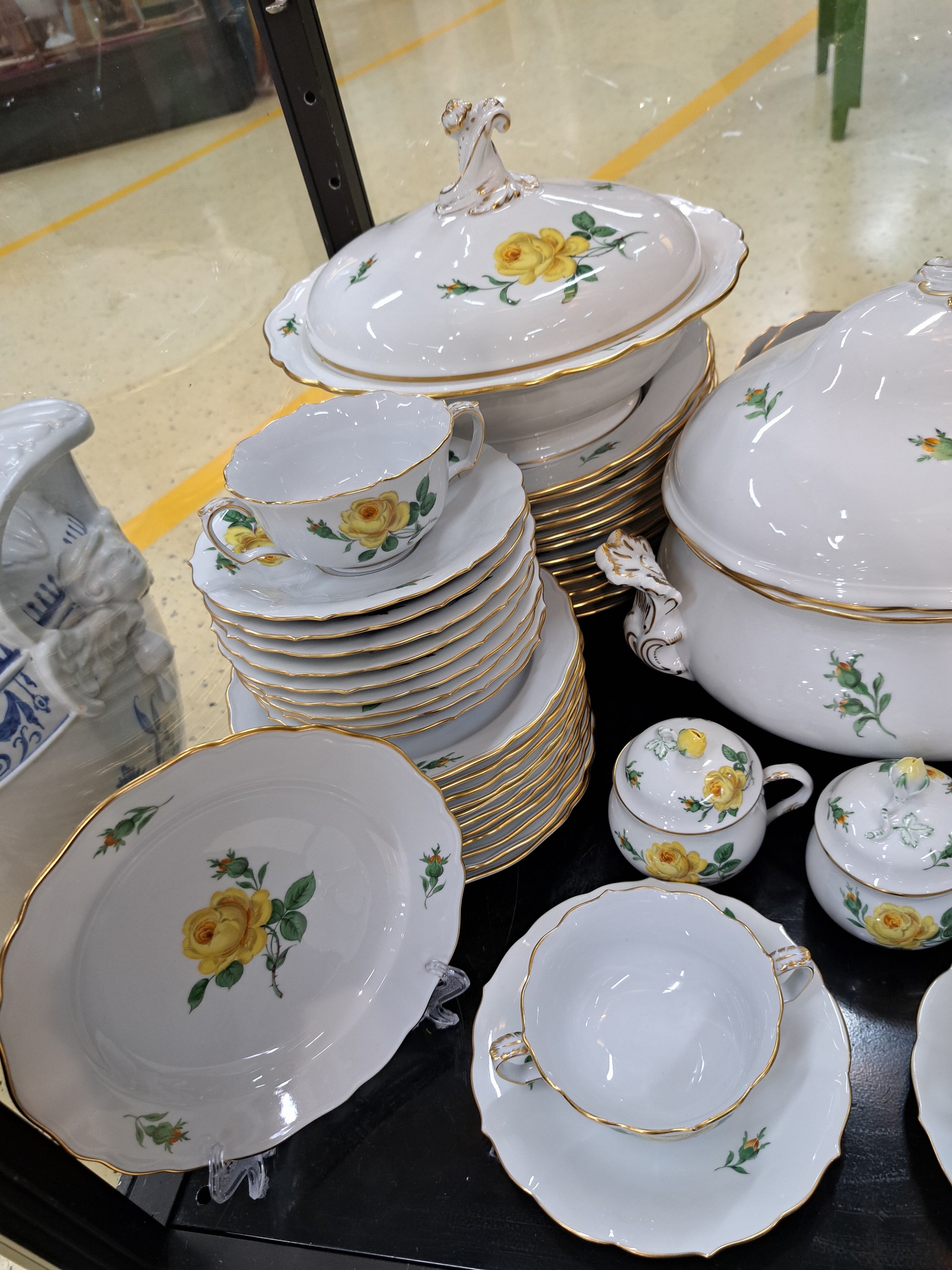 Detail b: Umfangreiches Tafelservice, Meissen, 2. Hälfte 20. Jh., Porzellan, für 12 Personen, z.T. 2. Wahl, 12 Menueteller, 12 Suppenteller, 12 Tassen mit ...