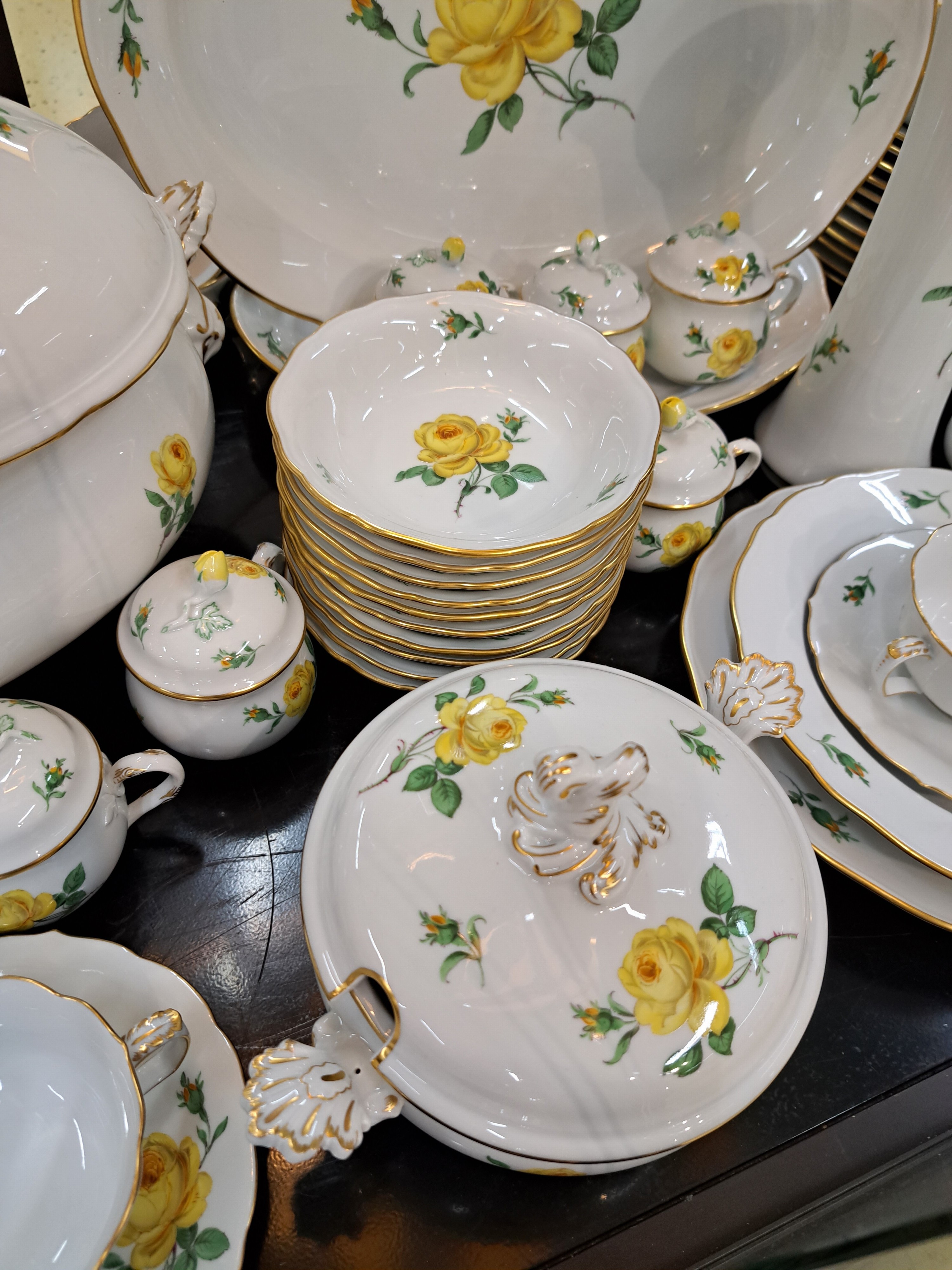 Detail e: Umfangreiches Tafelservice, Meissen, 2. Hälfte 20. Jh., Porzellan, für 12 Personen, z.T. 2. Wahl, 12 Menueteller, 12 Suppenteller, 12 Tassen mit ...