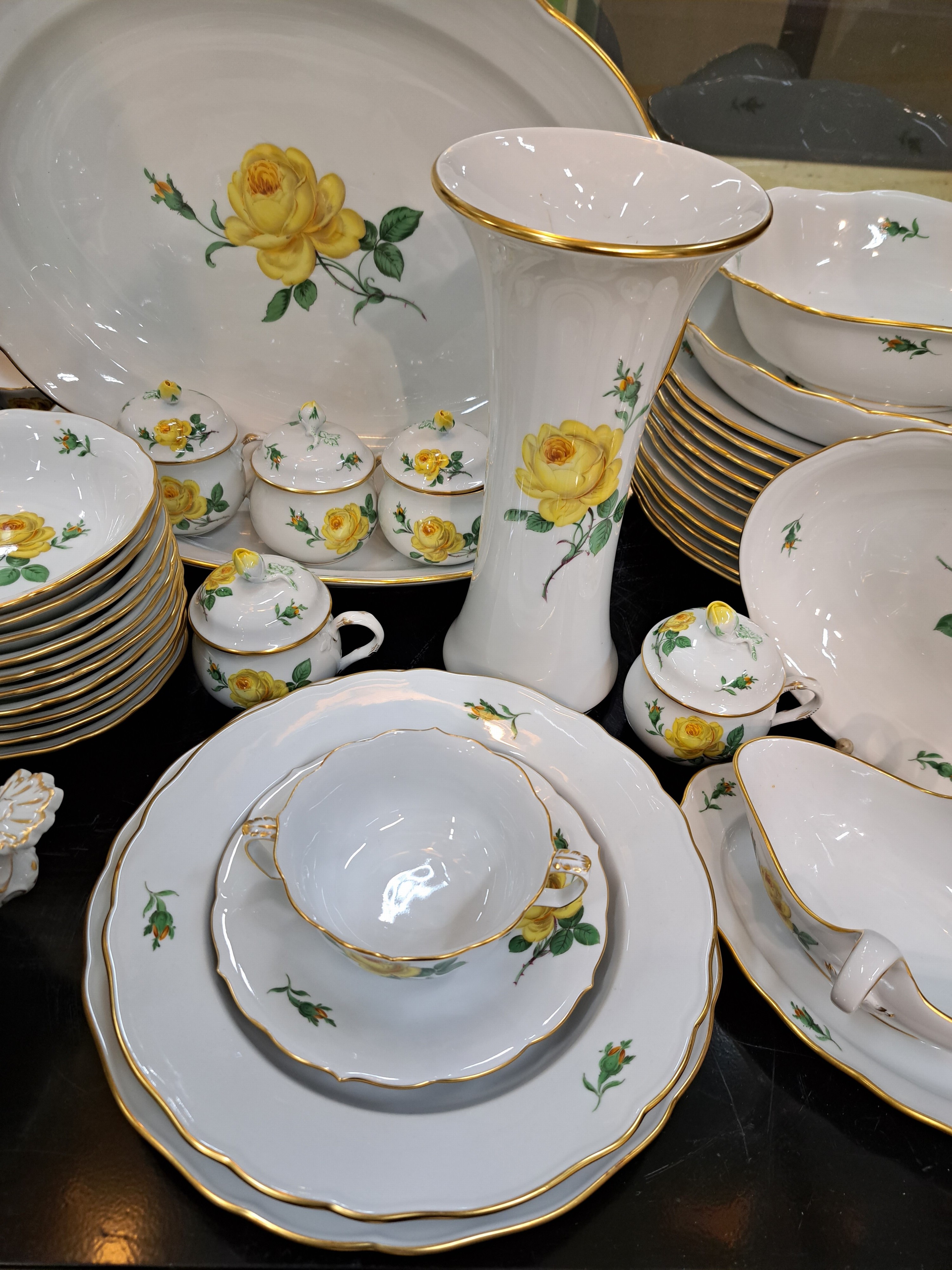 Detail g: Umfangreiches Tafelservice, Meissen, 2. Hälfte 20. Jh., Porzellan, für 12 Personen, z.T. 2. Wahl, 12 Menueteller, 12 Suppenteller, 12 Tassen mit ...