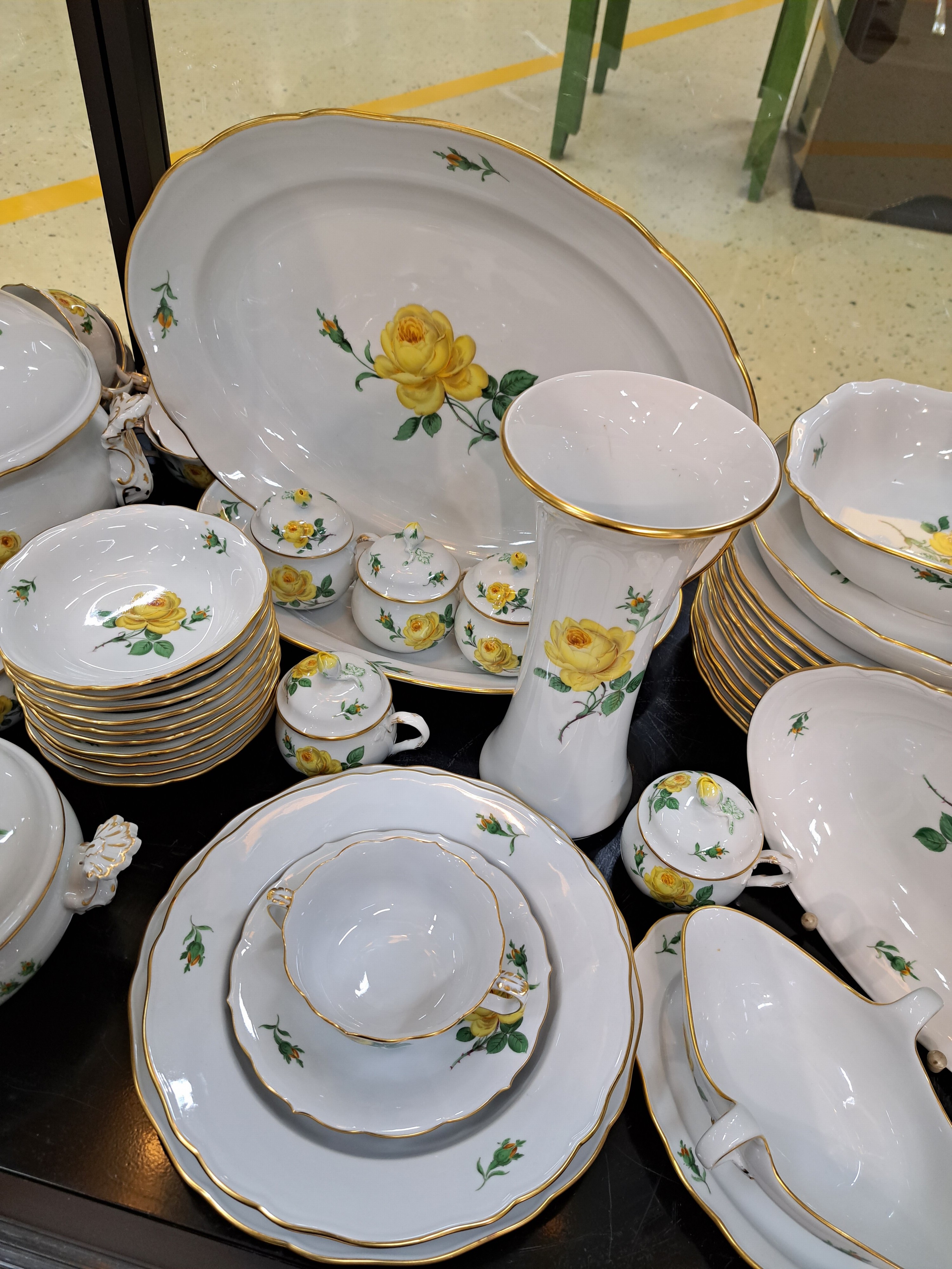 Detail l: Umfangreiches Tafelservice, Meissen, 2. Hälfte 20. Jh., Porzellan, für 12 Personen, z.T. 2. Wahl, 12 Menueteller, 12 Suppenteller, 12 Tassen mit ...