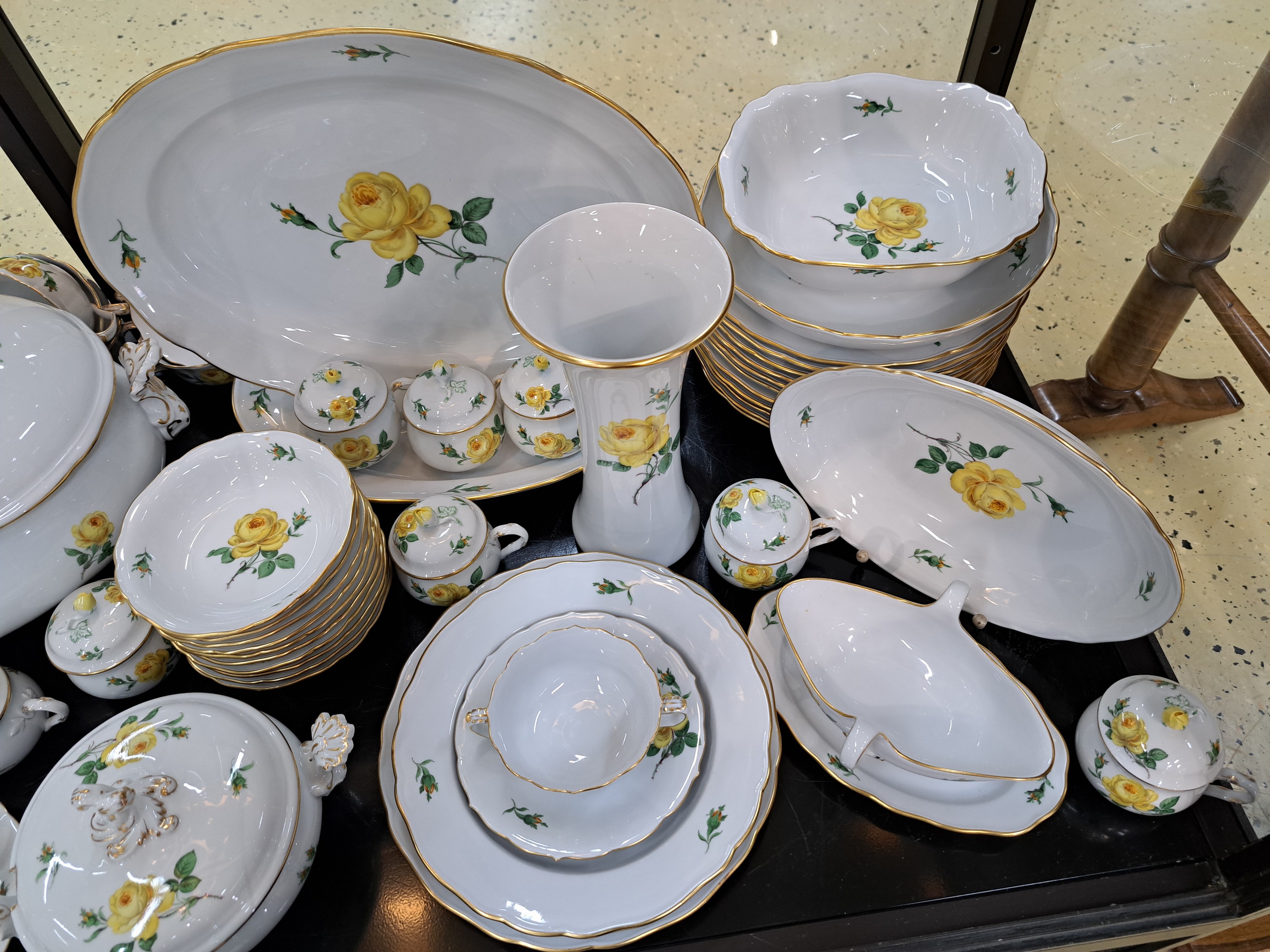 Detail n: Umfangreiches Tafelservice, Meissen, 2. Hälfte 20. Jh., Porzellan, für 12 Personen, z.T. 2. Wahl, 12 Menueteller, 12 Suppenteller, 12 Tassen mit ...