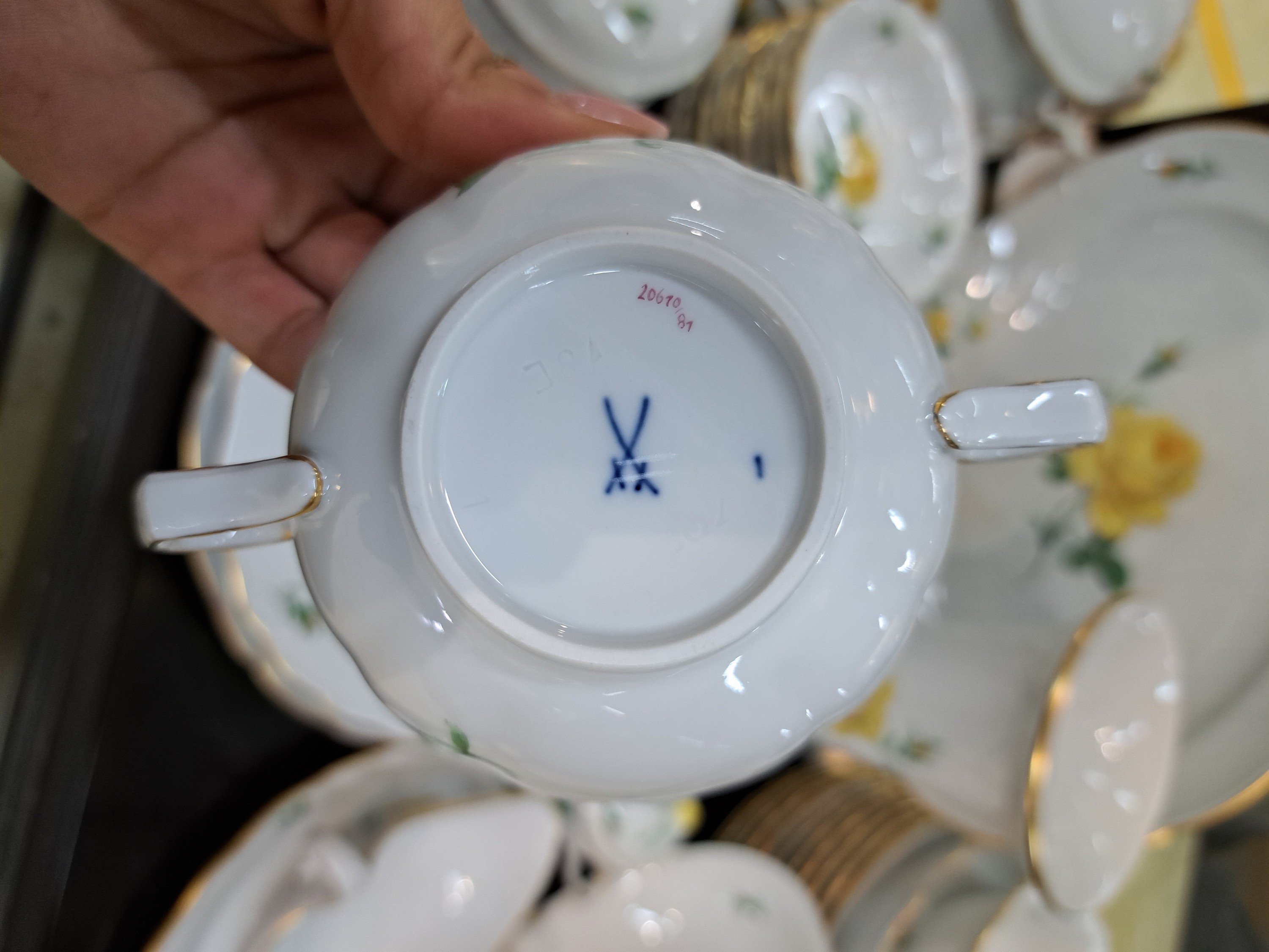Detail o: Umfangreiches Tafelservice, Meissen, 2. Hälfte 20. Jh., Porzellan, für 12 Personen, z.T. 2. Wahl, 12 Menueteller, 12 Suppenteller, 12 Tassen mit ...