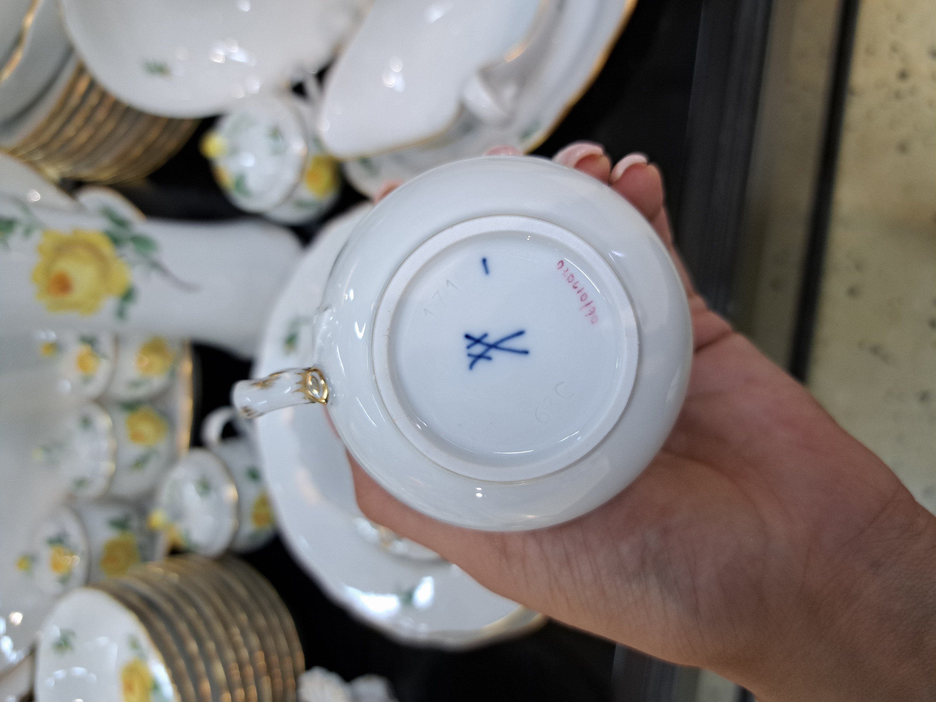 Detail p: Umfangreiches Tafelservice, Meissen, 2. Hälfte 20. Jh., Porzellan, für 12 Personen, z.T. 2. Wahl, 12 Menueteller, 12 Suppenteller, 12 Tassen mit ...