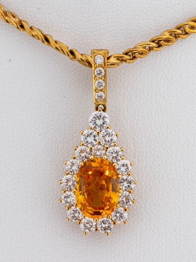 27121648a - 18 kt Gold Saphir-Brillant-Clipanhänger, GG750/000, mittig ovalfacett. orangefarb. ...