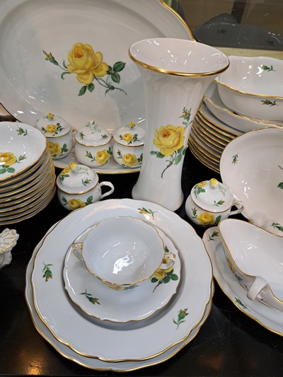 27121652g - Umfangreiches Tafelservice, Meissen, 2. Hälfte 20. Jh., Porzellan, für 12 Personen, ...