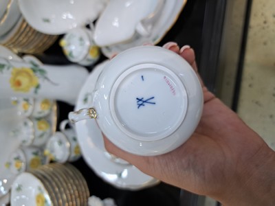 27121652p - Umfangreiches Tafelservice, Meissen, 2. Hälfte 20. Jh., Porzellan, für 12 Personen, ...