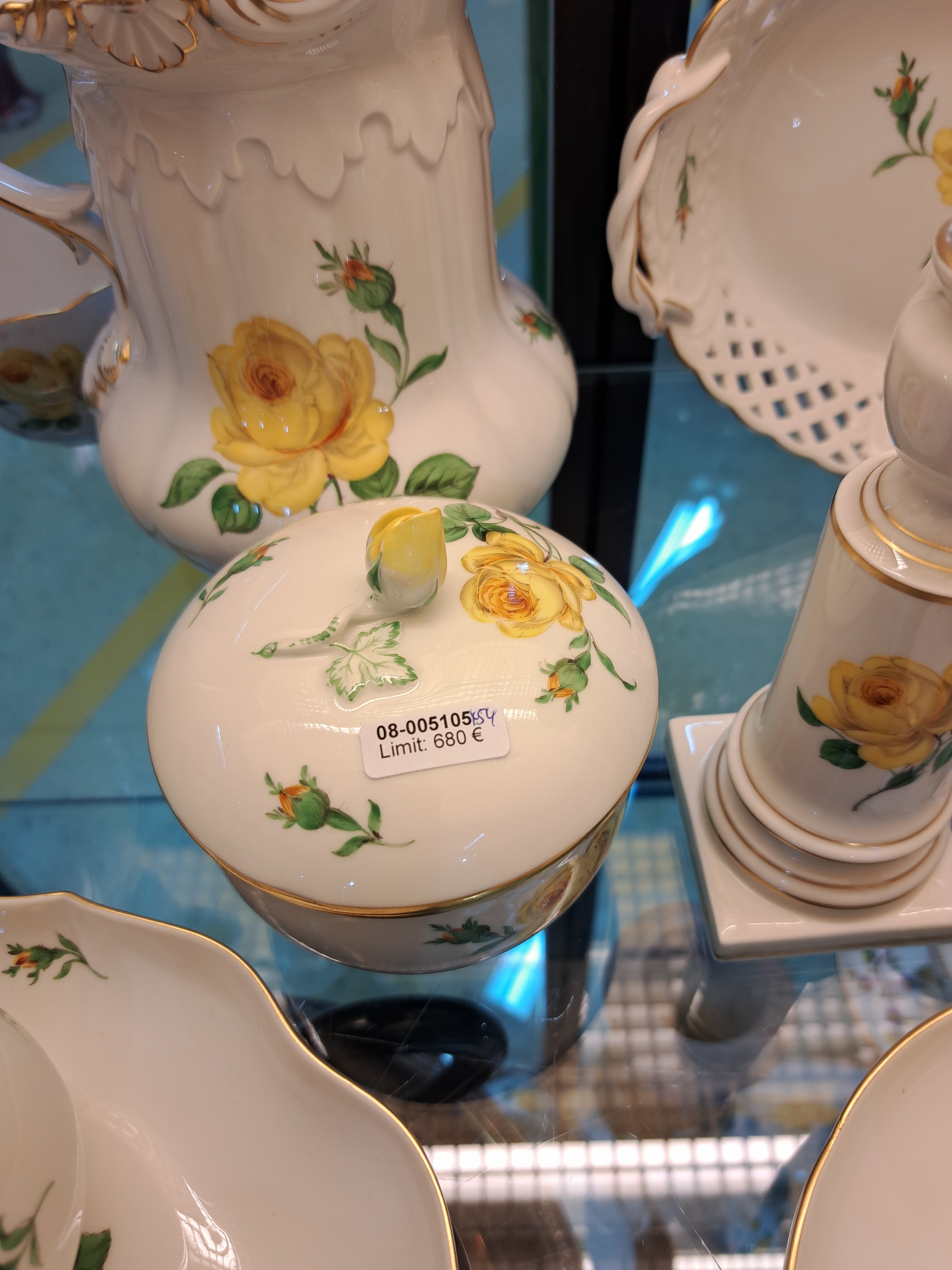 Detail a: Umfangreiches Kaffeeservice, Meissen, "gelbe Rose", 2. Hälfte 20. Jh., Porzellan, Kaffeekanne, 2 Teekannen, zwei Zuckerdosen, zwei große ...