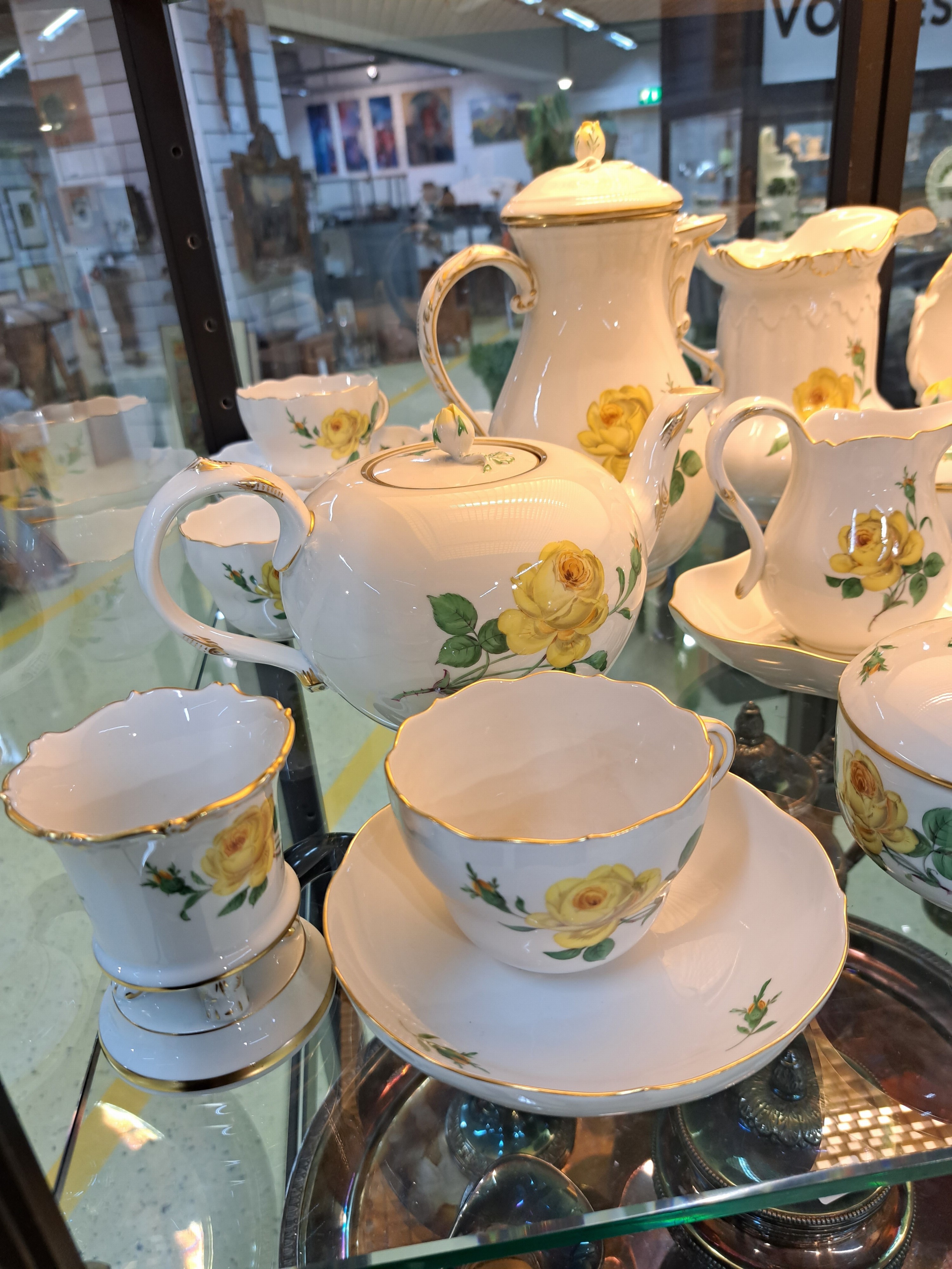 Detail b: Umfangreiches Kaffeeservice, Meissen, "gelbe Rose", 2. Hälfte 20. Jh., Porzellan, Kaffeekanne, 2 Teekannen, zwei Zuckerdosen, zwei große ...