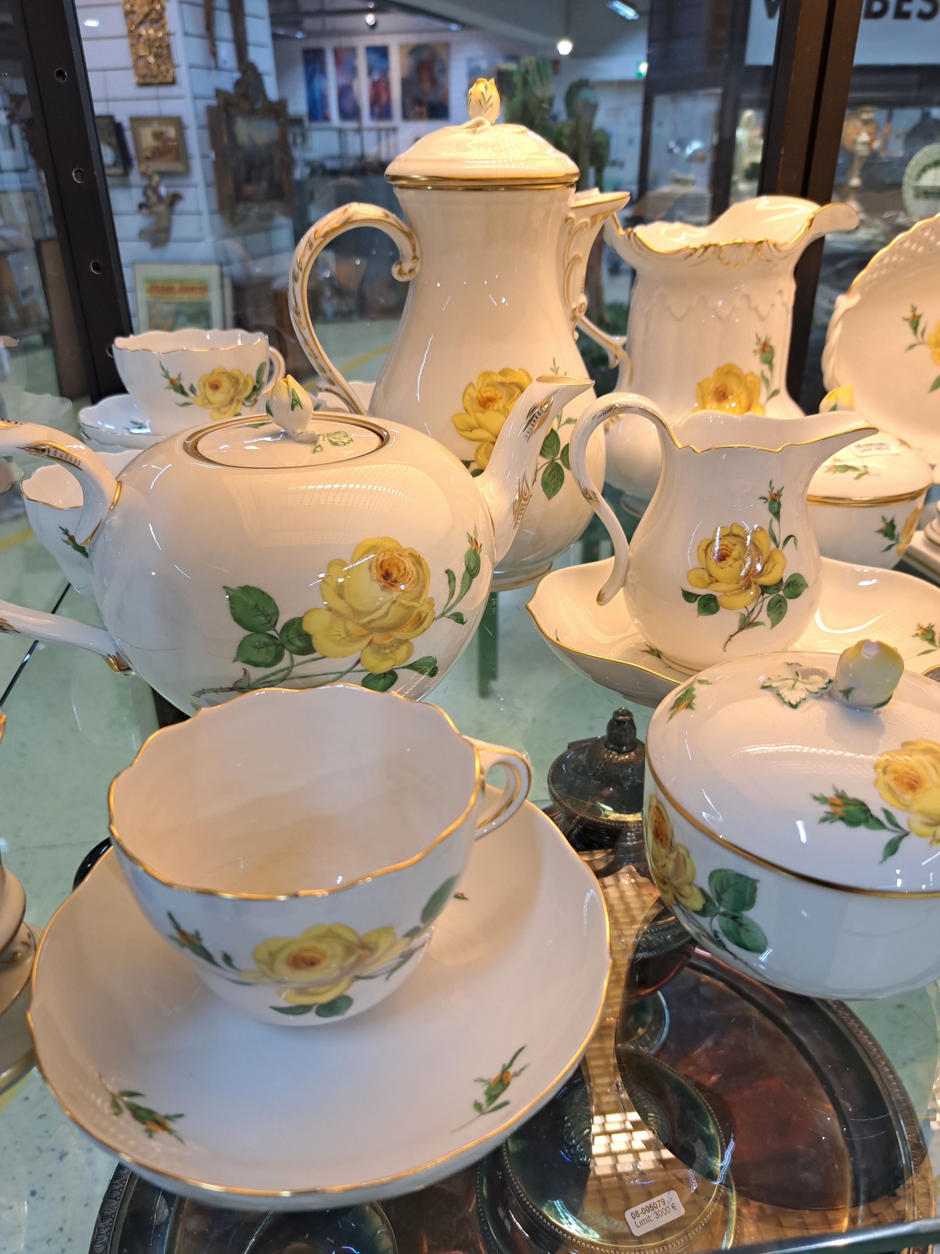 Detail c: Umfangreiches Kaffeeservice, Meissen, "gelbe Rose", 2. Hälfte 20. Jh., Porzellan, Kaffeekanne, 2 Teekannen, zwei Zuckerdosen, zwei große ...