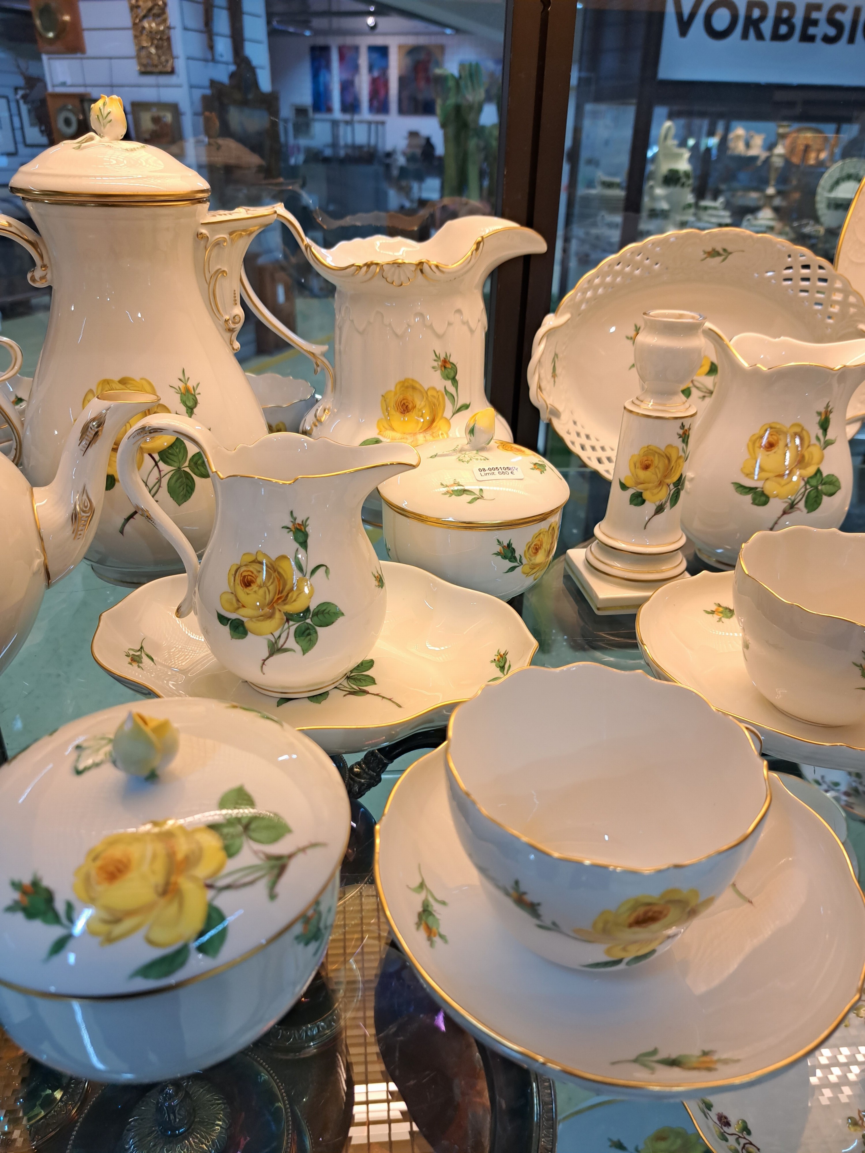 Detail d: Umfangreiches Kaffeeservice, Meissen, "gelbe Rose", 2. Hälfte 20. Jh., Porzellan, Kaffeekanne, 2 Teekannen, zwei Zuckerdosen, zwei große ...