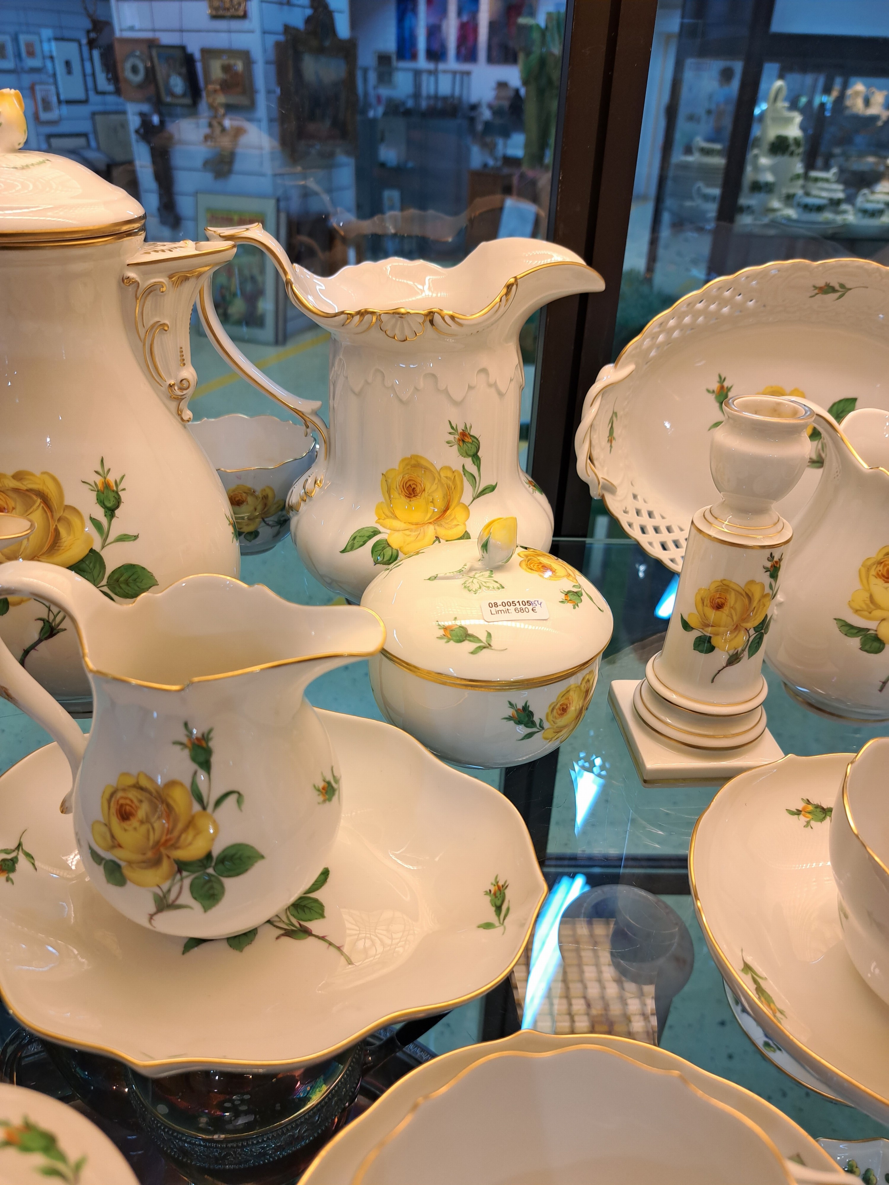 Detail e: Umfangreiches Kaffeeservice, Meissen, "gelbe Rose", 2. Hälfte 20. Jh., Porzellan, Kaffeekanne, 2 Teekannen, zwei Zuckerdosen, zwei große ...