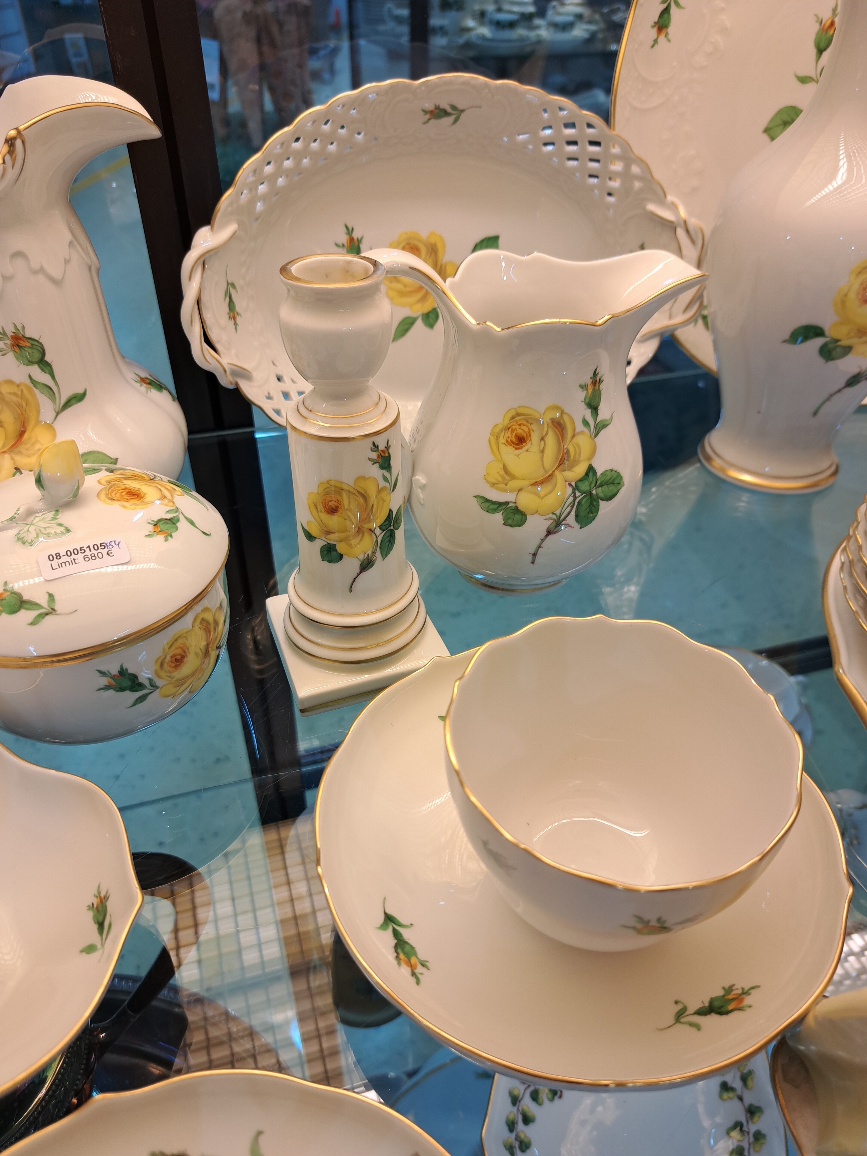 Detail f: Umfangreiches Kaffeeservice, Meissen, "gelbe Rose", 2. Hälfte 20. Jh., Porzellan, Kaffeekanne, 2 Teekannen, zwei Zuckerdosen, zwei große ...
