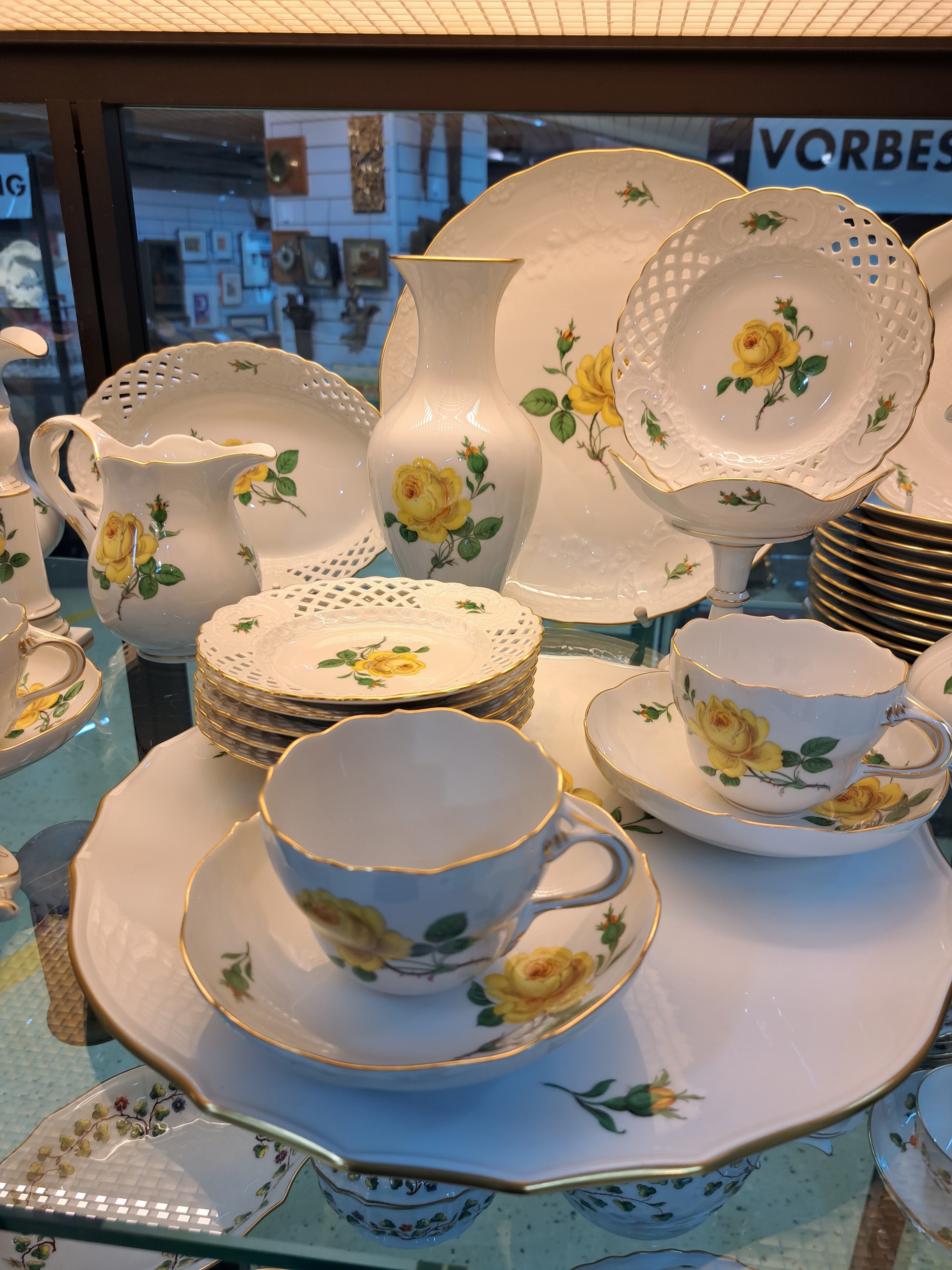 Detail g: Umfangreiches Kaffeeservice, Meissen, "gelbe Rose", 2. Hälfte 20. Jh., Porzellan, Kaffeekanne, 2 Teekannen, zwei Zuckerdosen, zwei große ...