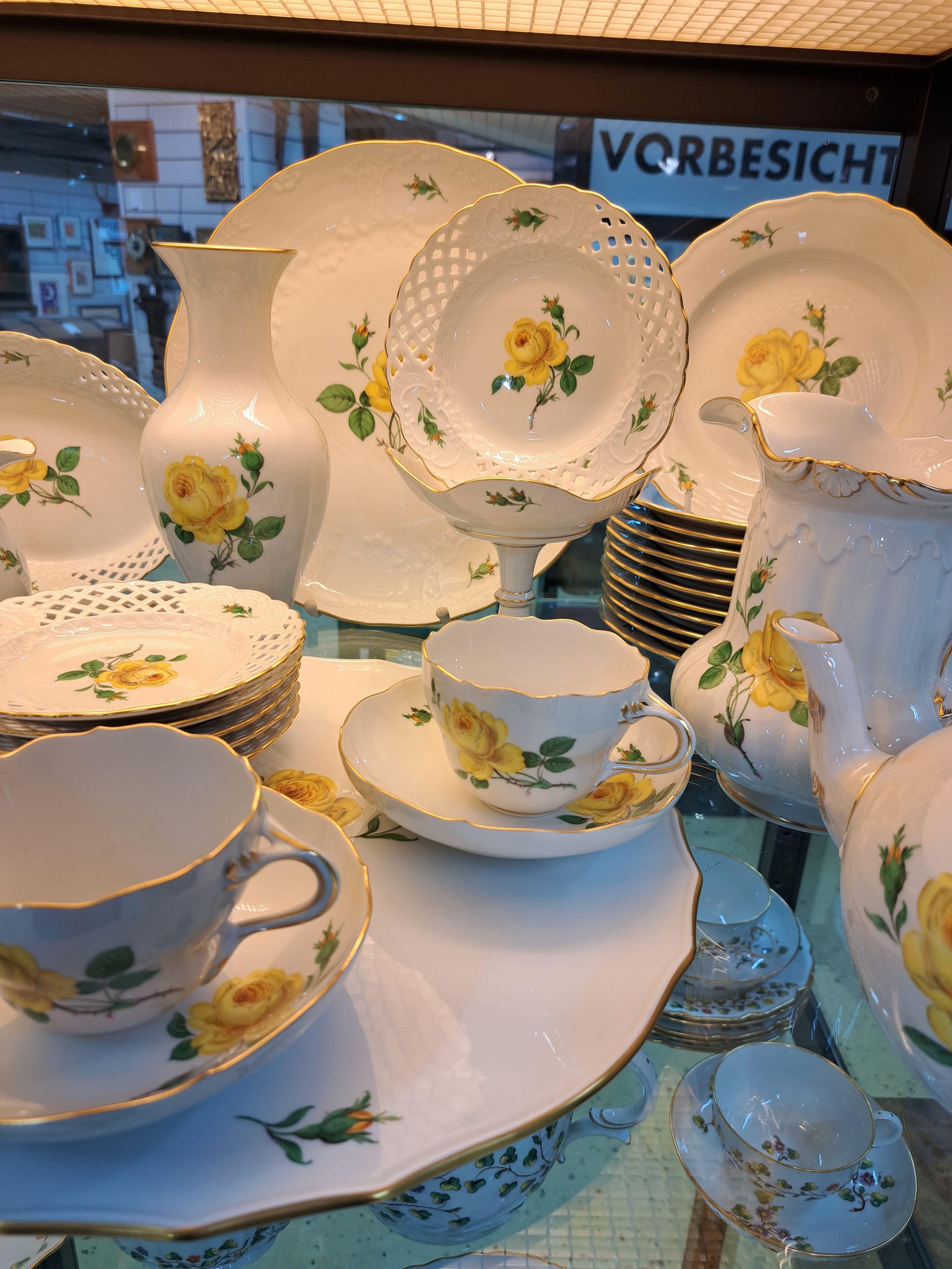 Detail h: Umfangreiches Kaffeeservice, Meissen, "gelbe Rose", 2. Hälfte 20. Jh., Porzellan, Kaffeekanne, 2 Teekannen, zwei Zuckerdosen, zwei große ...