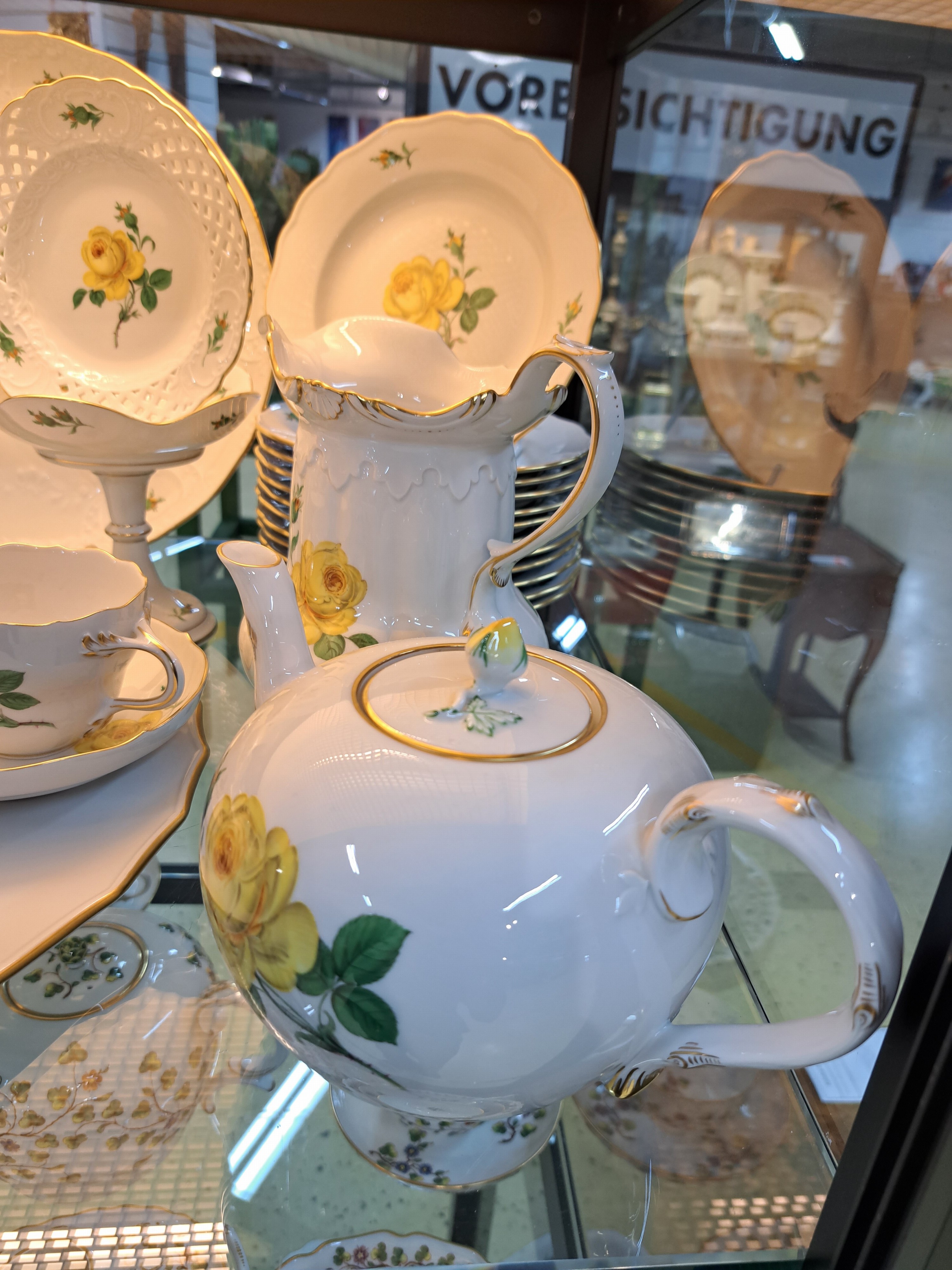 Detail i: Umfangreiches Kaffeeservice, Meissen, "gelbe Rose", 2. Hälfte 20. Jh., Porzellan, Kaffeekanne, 2 Teekannen, zwei Zuckerdosen, zwei große ...