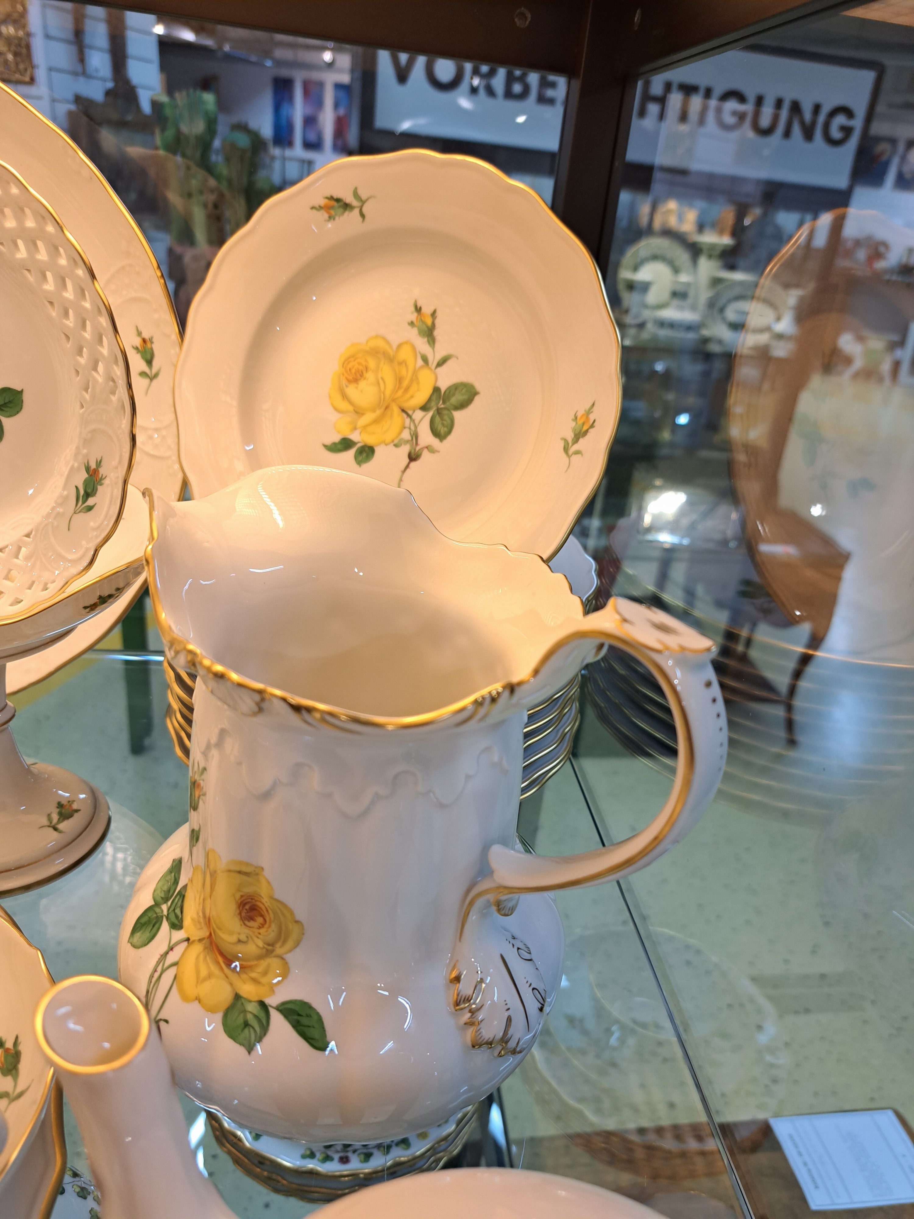 Detail j: Umfangreiches Kaffeeservice, Meissen, "gelbe Rose", 2. Hälfte 20. Jh., Porzellan, Kaffeekanne, 2 Teekannen, zwei Zuckerdosen, zwei große ...