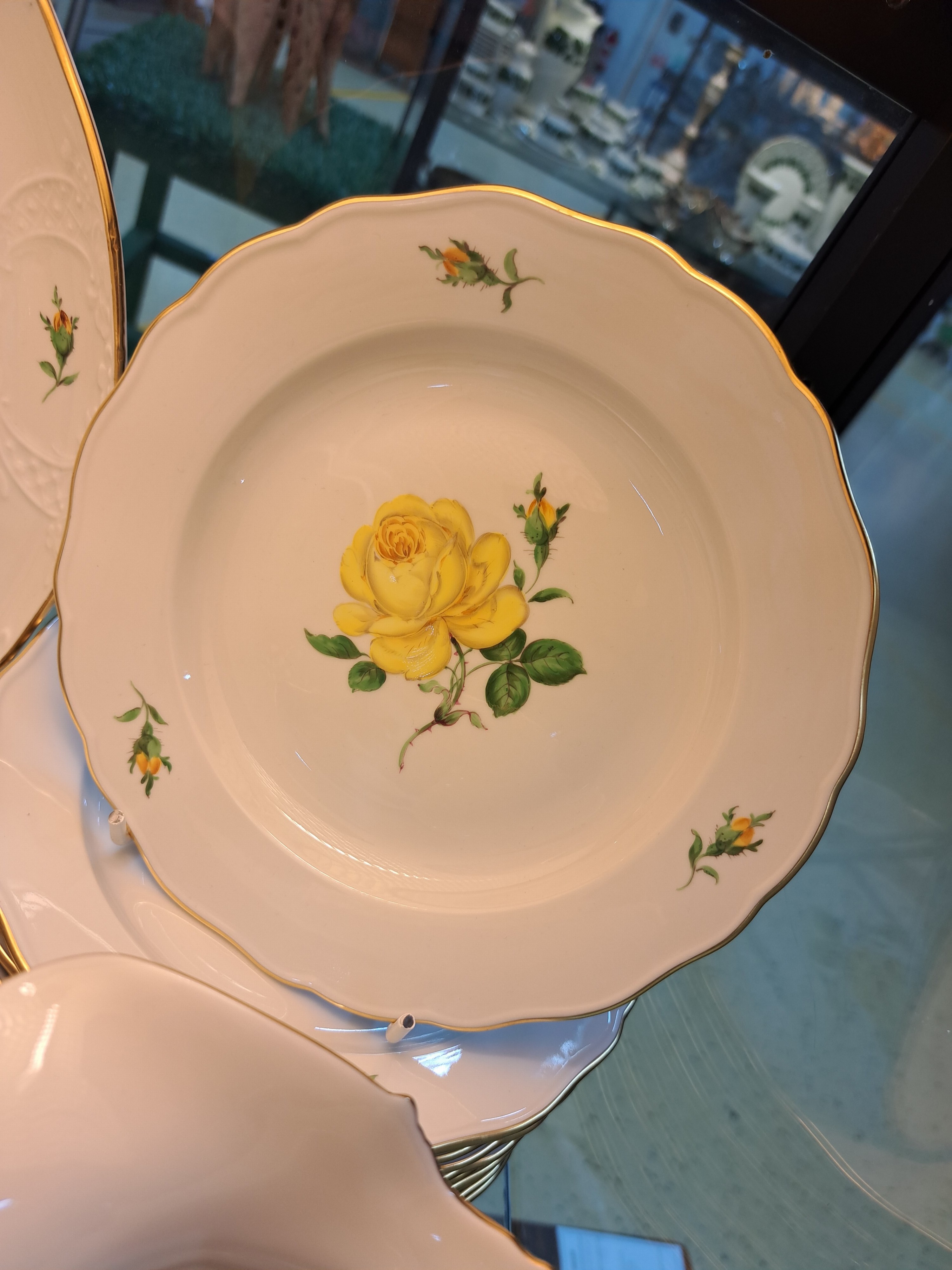 Detail k: Umfangreiches Kaffeeservice, Meissen, "gelbe Rose", 2. Hälfte 20. Jh., Porzellan, Kaffeekanne, 2 Teekannen, zwei Zuckerdosen, zwei große ...