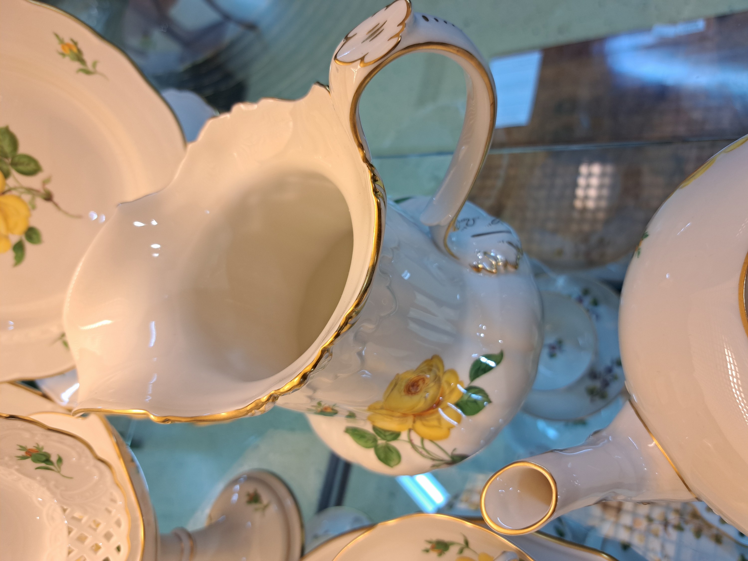 Detail l: Umfangreiches Kaffeeservice, Meissen, "gelbe Rose", 2. Hälfte 20. Jh., Porzellan, Kaffeekanne, 2 Teekannen, zwei Zuckerdosen, zwei große ...
