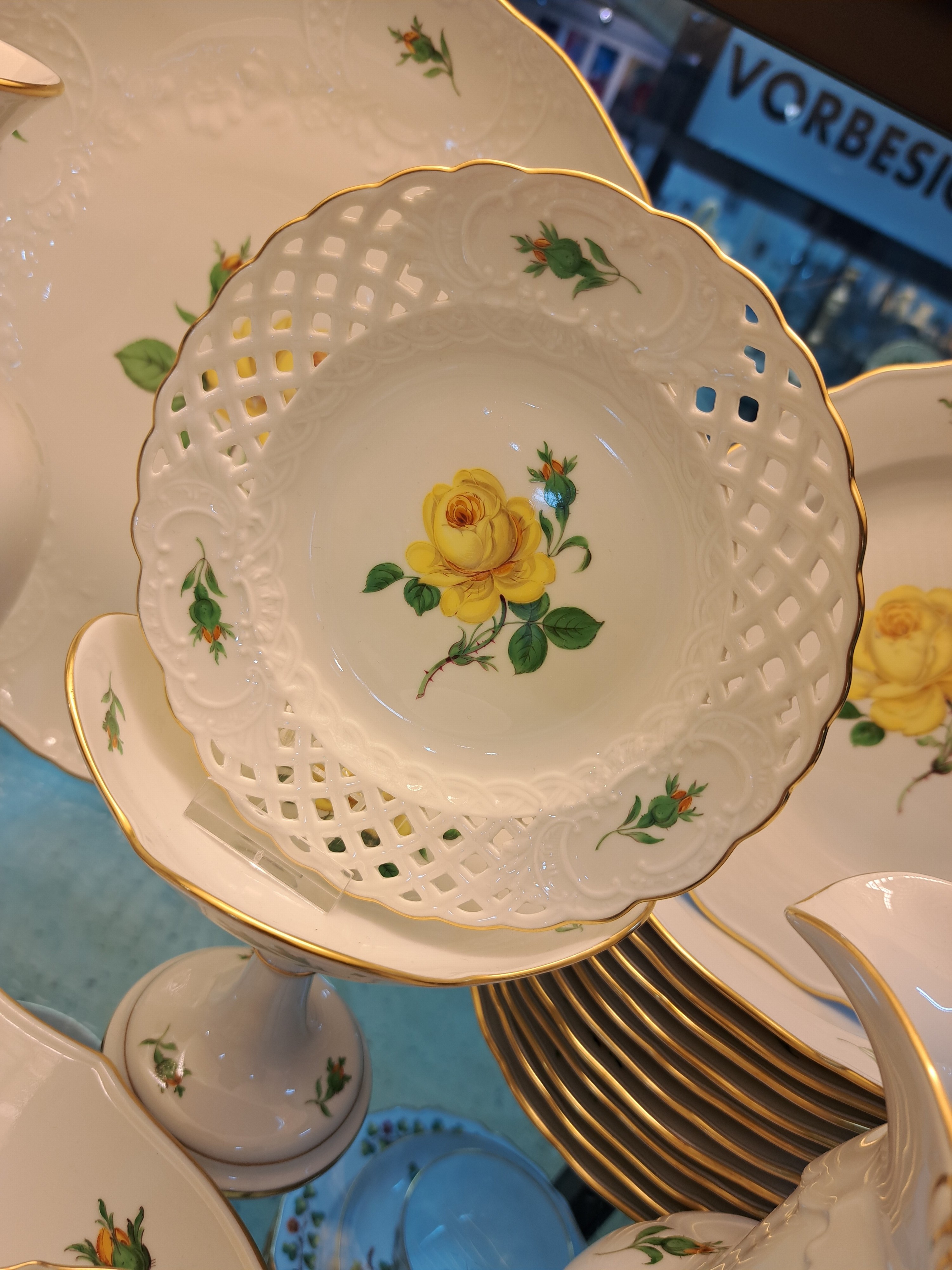 Detail m: Umfangreiches Kaffeeservice, Meissen, "gelbe Rose", 2. Hälfte 20. Jh., Porzellan, Kaffeekanne, 2 Teekannen, zwei Zuckerdosen, zwei große ...