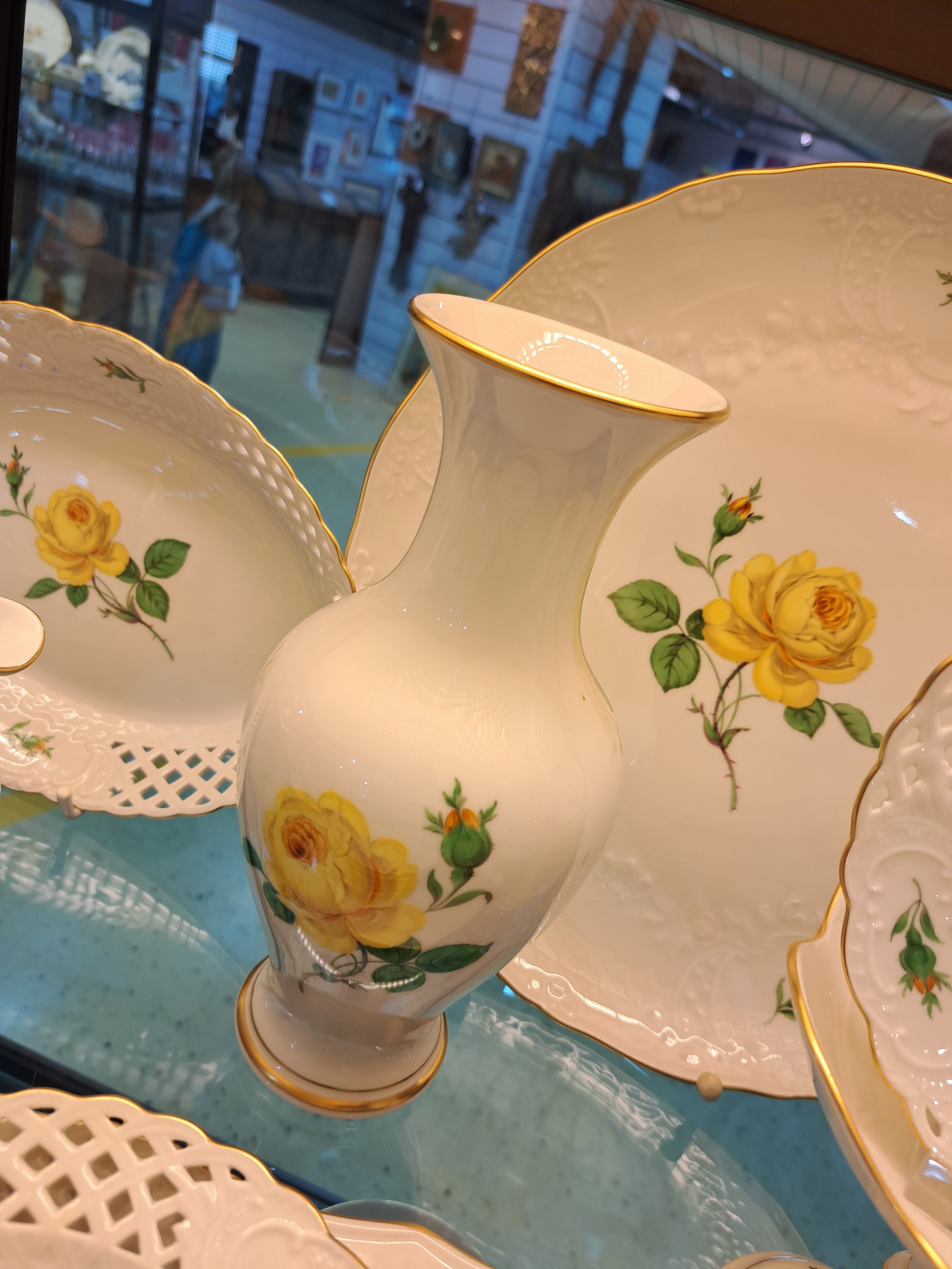 Detail n: Umfangreiches Kaffeeservice, Meissen, "gelbe Rose", 2. Hälfte 20. Jh., Porzellan, Kaffeekanne, 2 Teekannen, zwei Zuckerdosen, zwei große ...