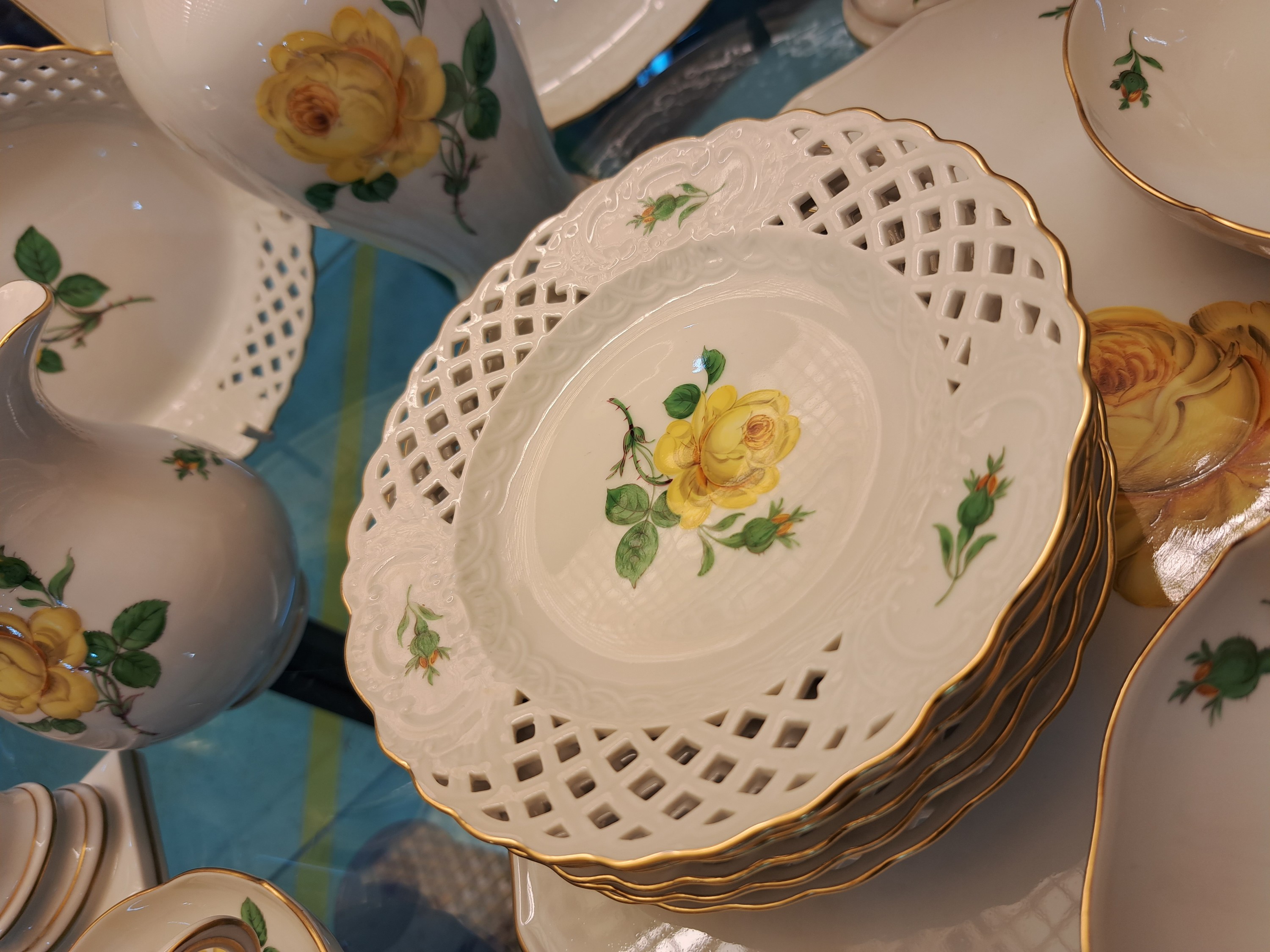 Detail o: Umfangreiches Kaffeeservice, Meissen, "gelbe Rose", 2. Hälfte 20. Jh., Porzellan, Kaffeekanne, 2 Teekannen, zwei Zuckerdosen, zwei große ...