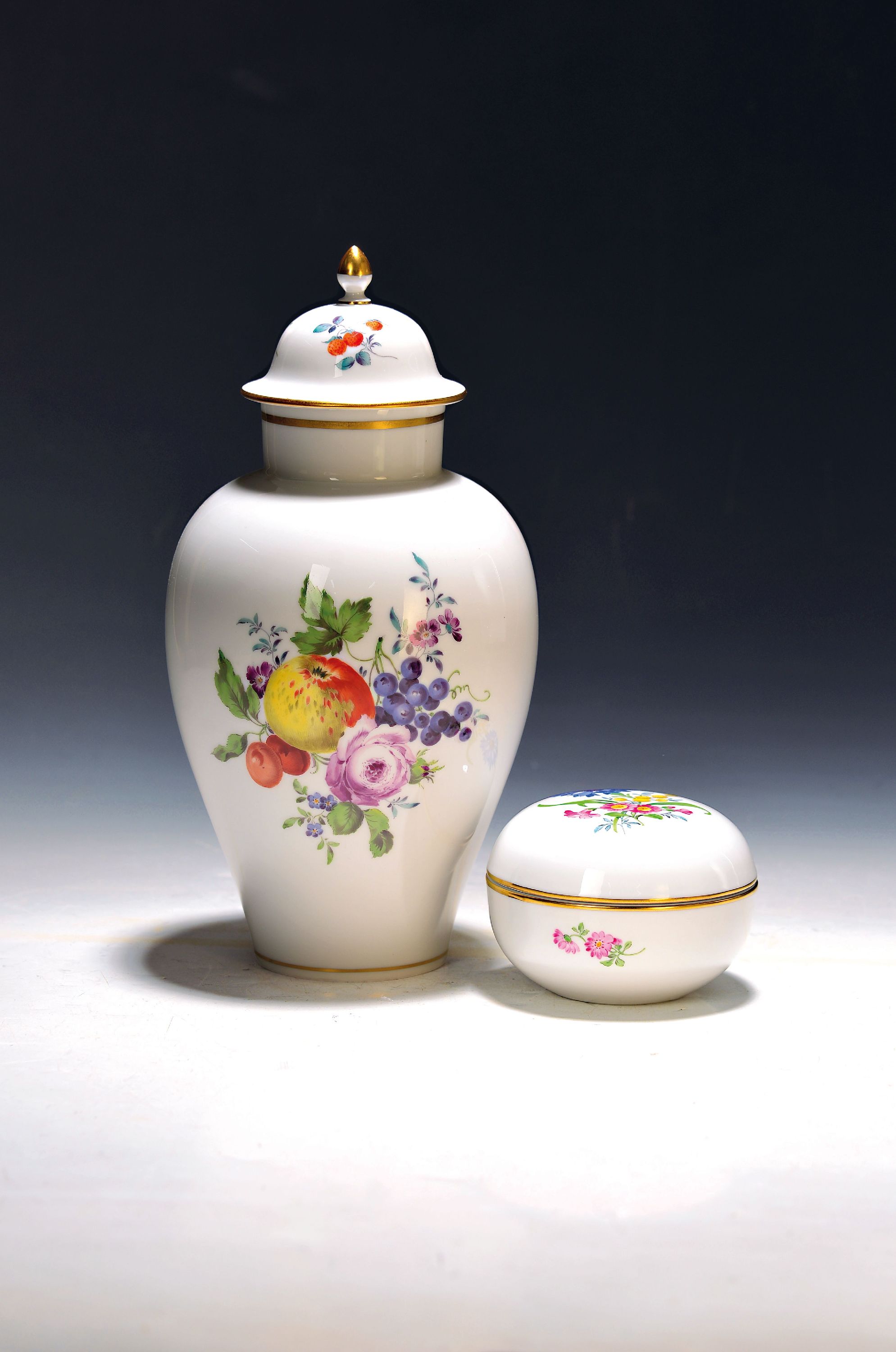 Image 27121956 - Deckelvase und Deckeldose, Meissen, 2. Hälfte 20. Jh., Deckelvase mit großem ...