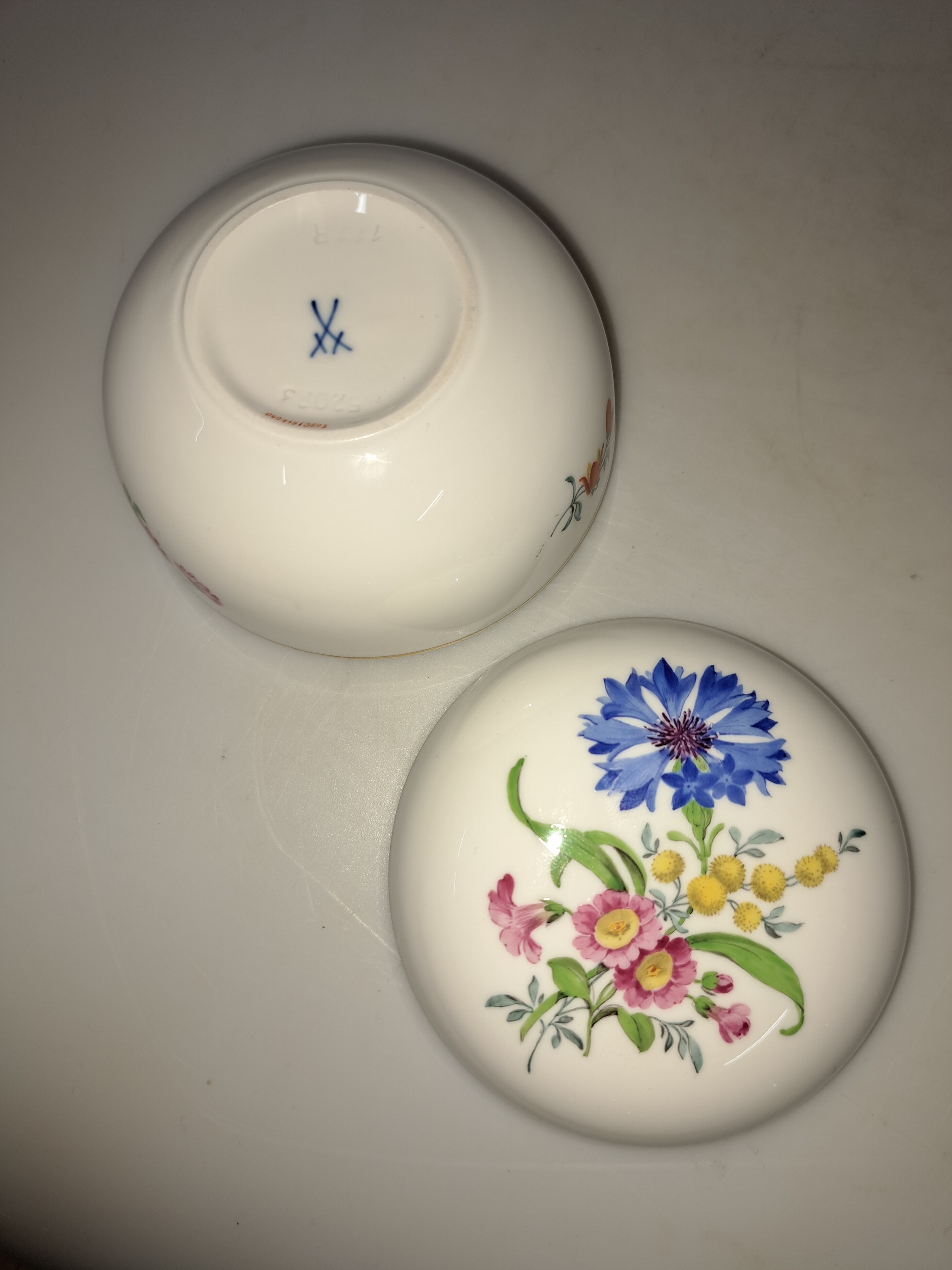 Detail a: Deckelvase und Deckeldose, Meissen, 2. Hälfte 20. Jh., Deckelvase mit großem Früchtebukett, Goldrändern, H. ca. 25.5 cm, Deckeldose mit ...