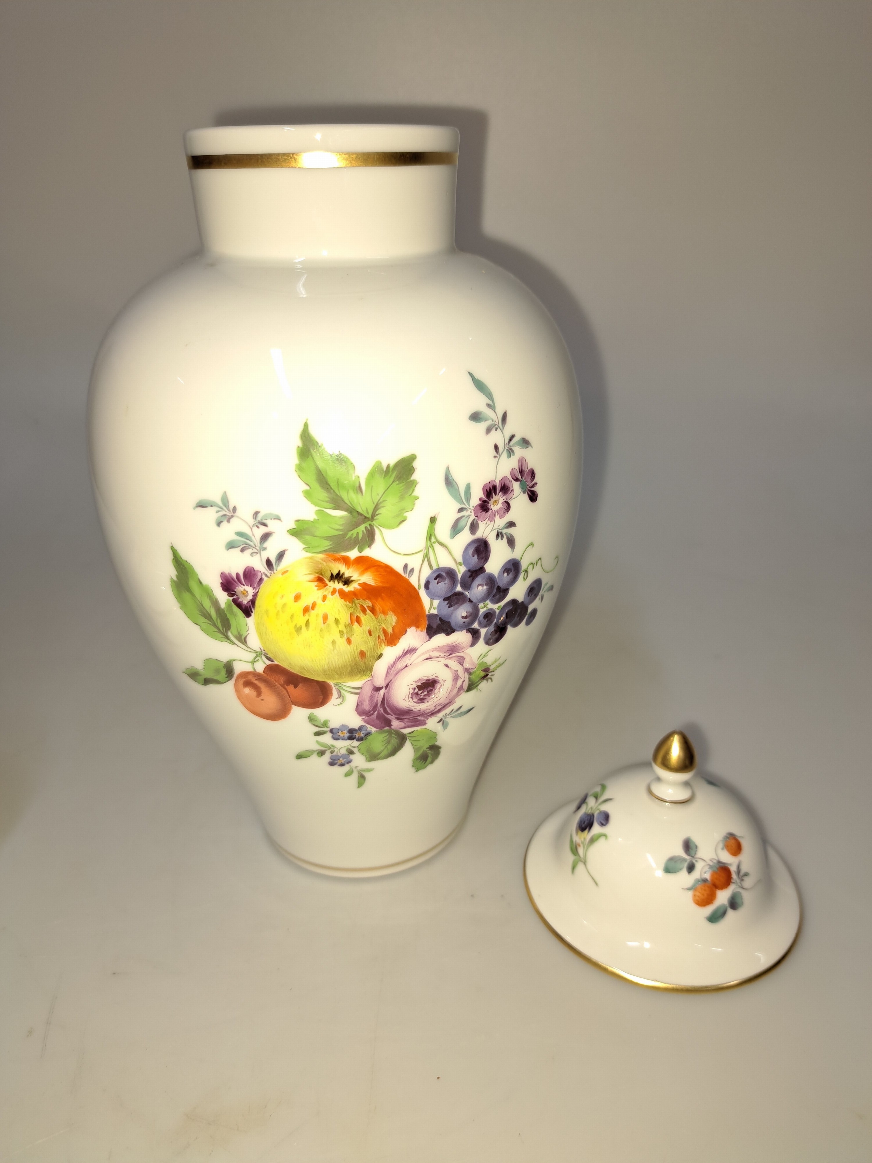 Detail b: Deckelvase und Deckeldose, Meissen, 2. Hälfte 20. Jh., Deckelvase mit großem Früchtebukett, Goldrändern, H. ca. 25.5 cm, Deckeldose mit ...