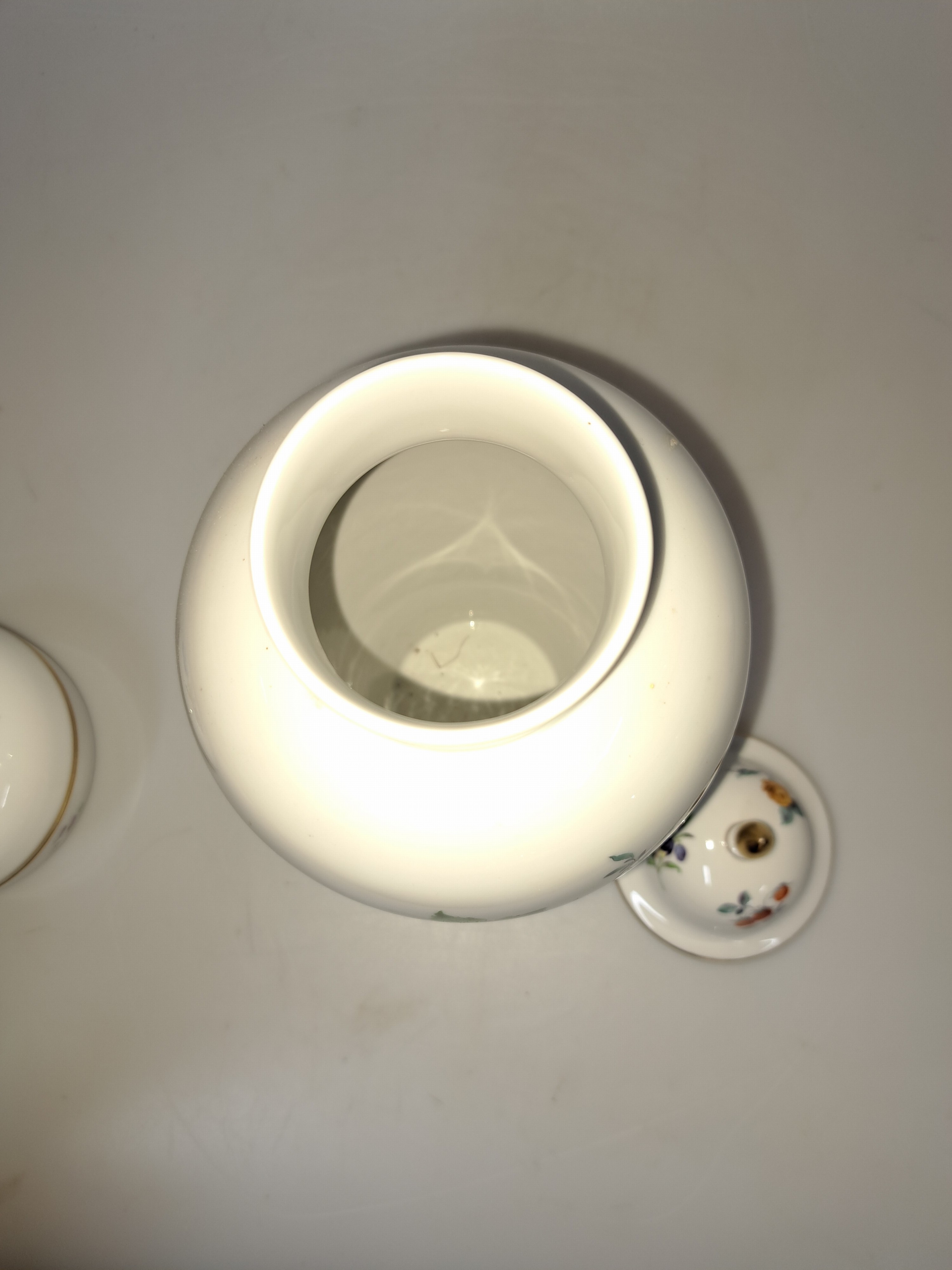 Detail c: Deckelvase und Deckeldose, Meissen, 2. Hälfte 20. Jh., Deckelvase mit großem Früchtebukett, Goldrändern, H. ca. 25.5 cm, Deckeldose mit ...