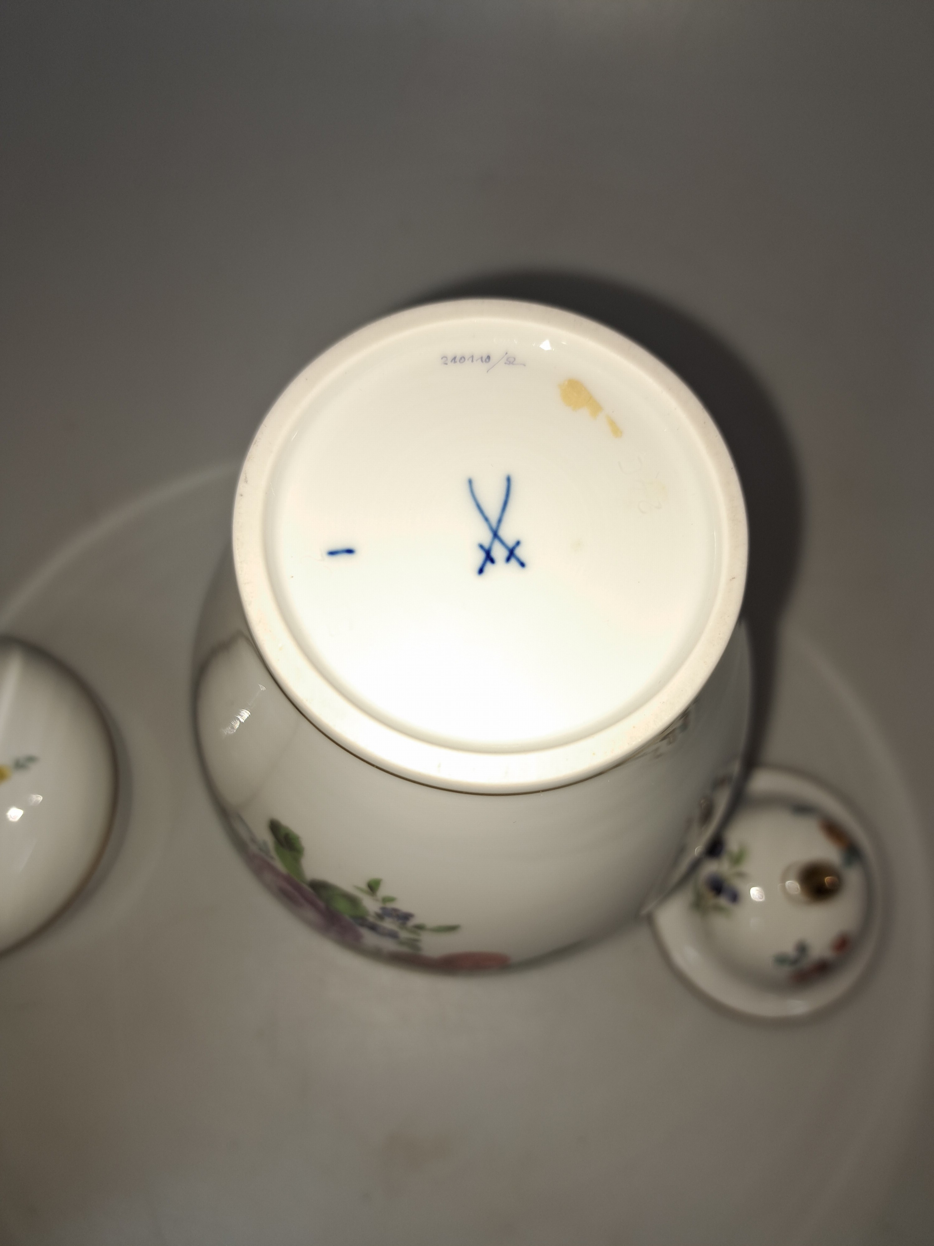 Detail d: Deckelvase und Deckeldose, Meissen, 2. Hälfte 20. Jh., Deckelvase mit großem Früchtebukett, Goldrändern, H. ca. 25.5 cm, Deckeldose mit ...