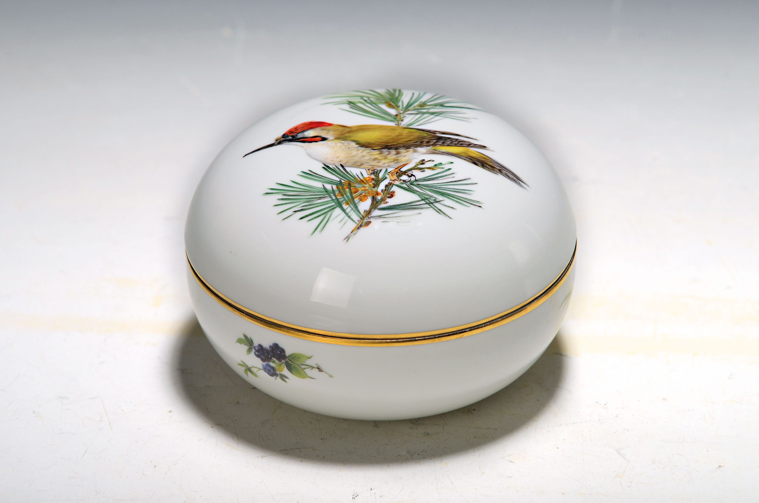 Image 27121957 - Große Deckeldose, Meissen, wohl 30/40er Jahre, feine Vogelmalerei, Grünspecht, auf ...