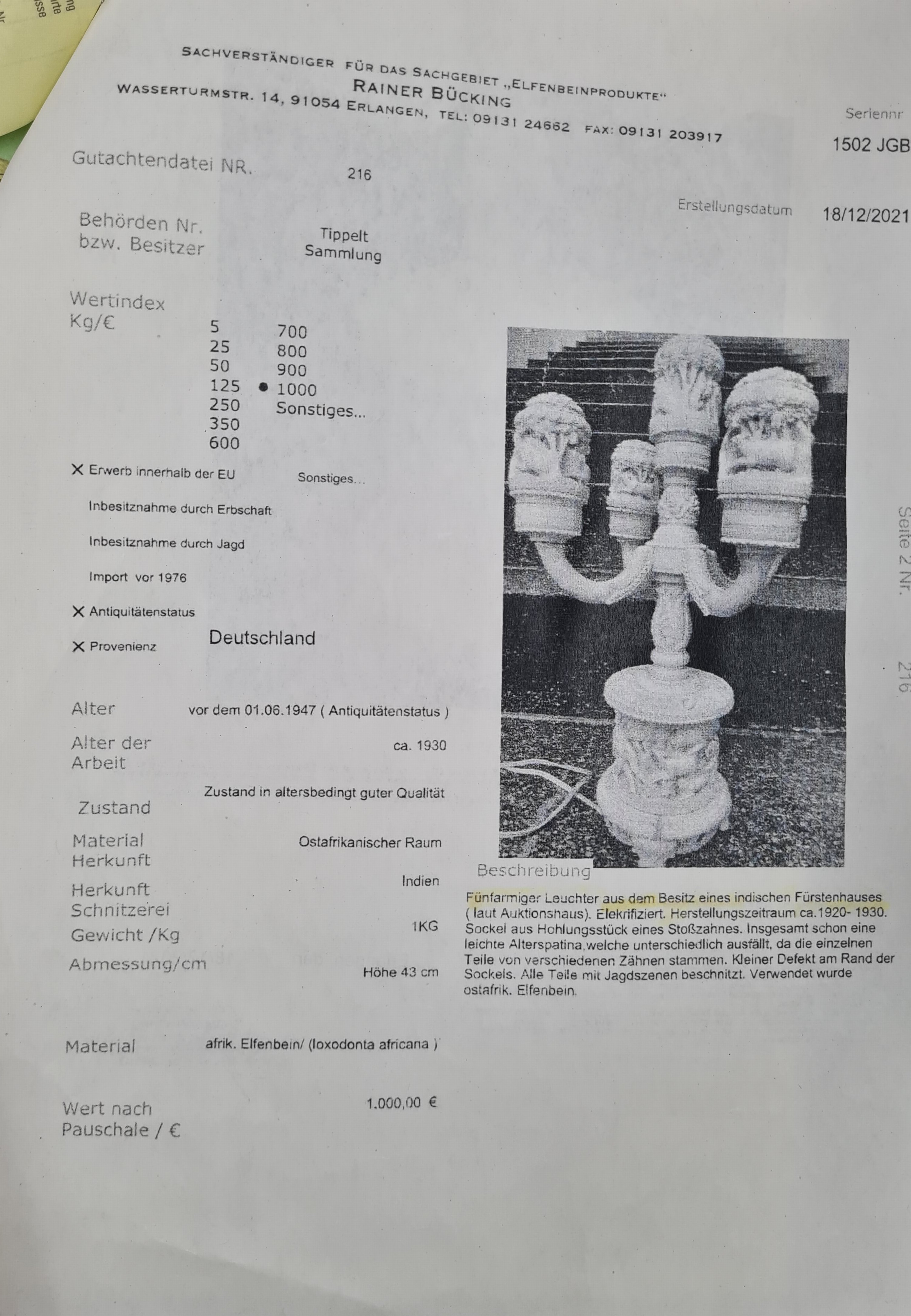 Detail b: Fünfarmige Elfenbeinleuchte, Indien, um 1930, Sockel aus einem Hohlstück eines Stoßzahnes, reich geschnitzt, mit exotischen Wildtieren, u.a. ...