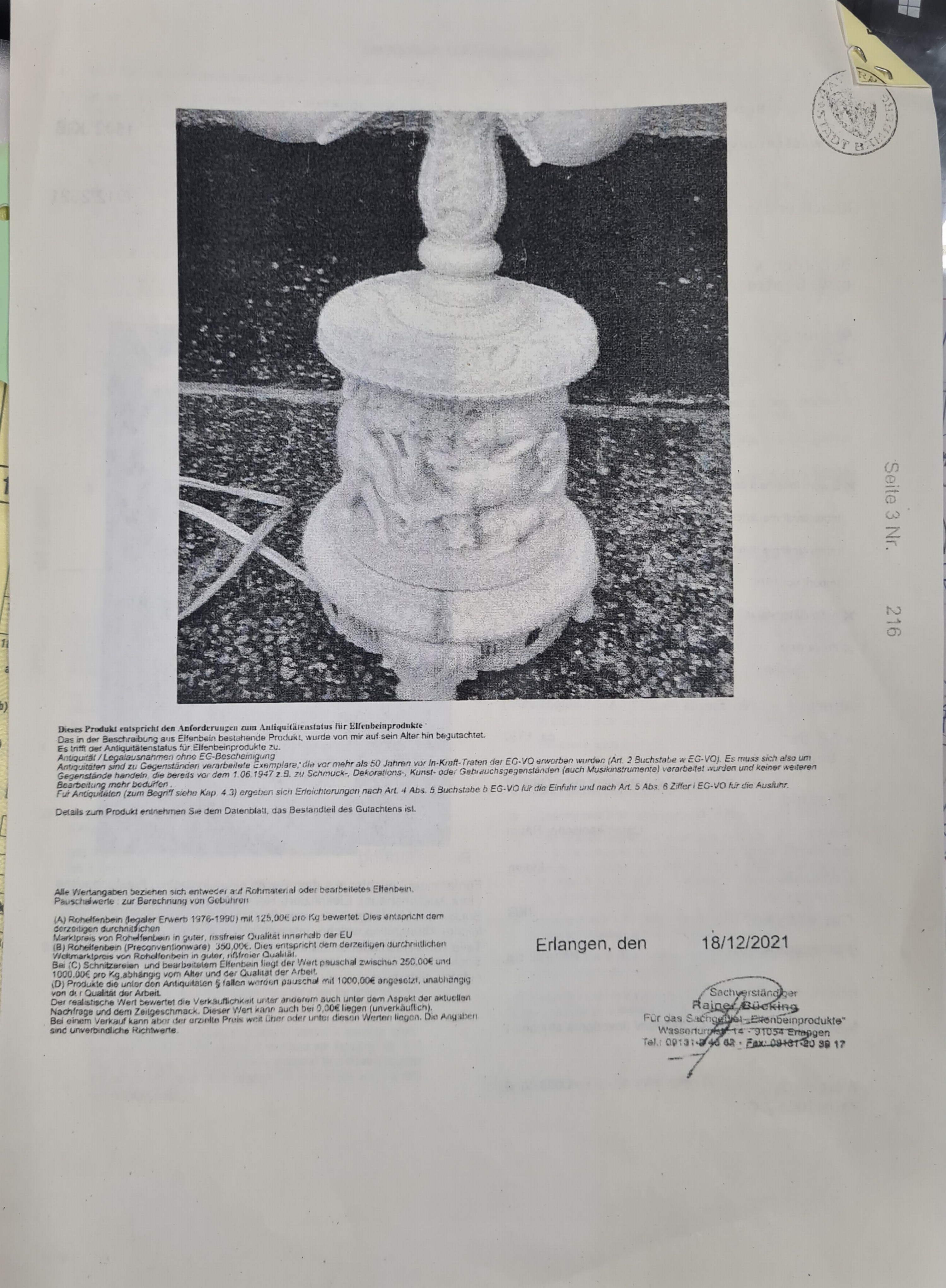 Detail c: Fünfarmige Elfenbeinleuchte, Indien, um 1930, Sockel aus einem Hohlstück eines Stoßzahnes, reich geschnitzt, mit exotischen Wildtieren, u.a. ...