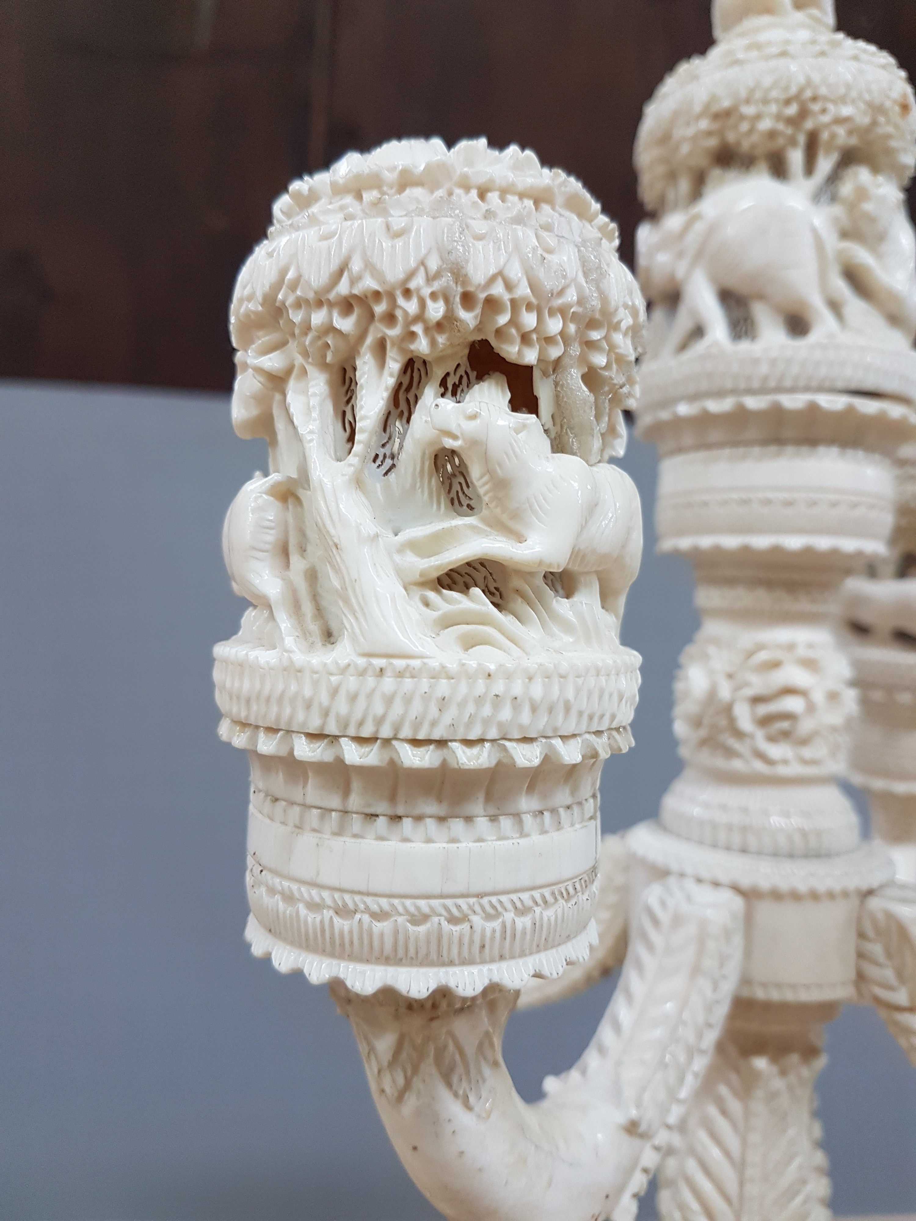 Detail f: Fünfarmige Elfenbeinleuchte, Indien, um 1930, Sockel aus einem Hohlstück eines Stoßzahnes, reich geschnitzt, mit exotischen Wildtieren, u.a. ...
