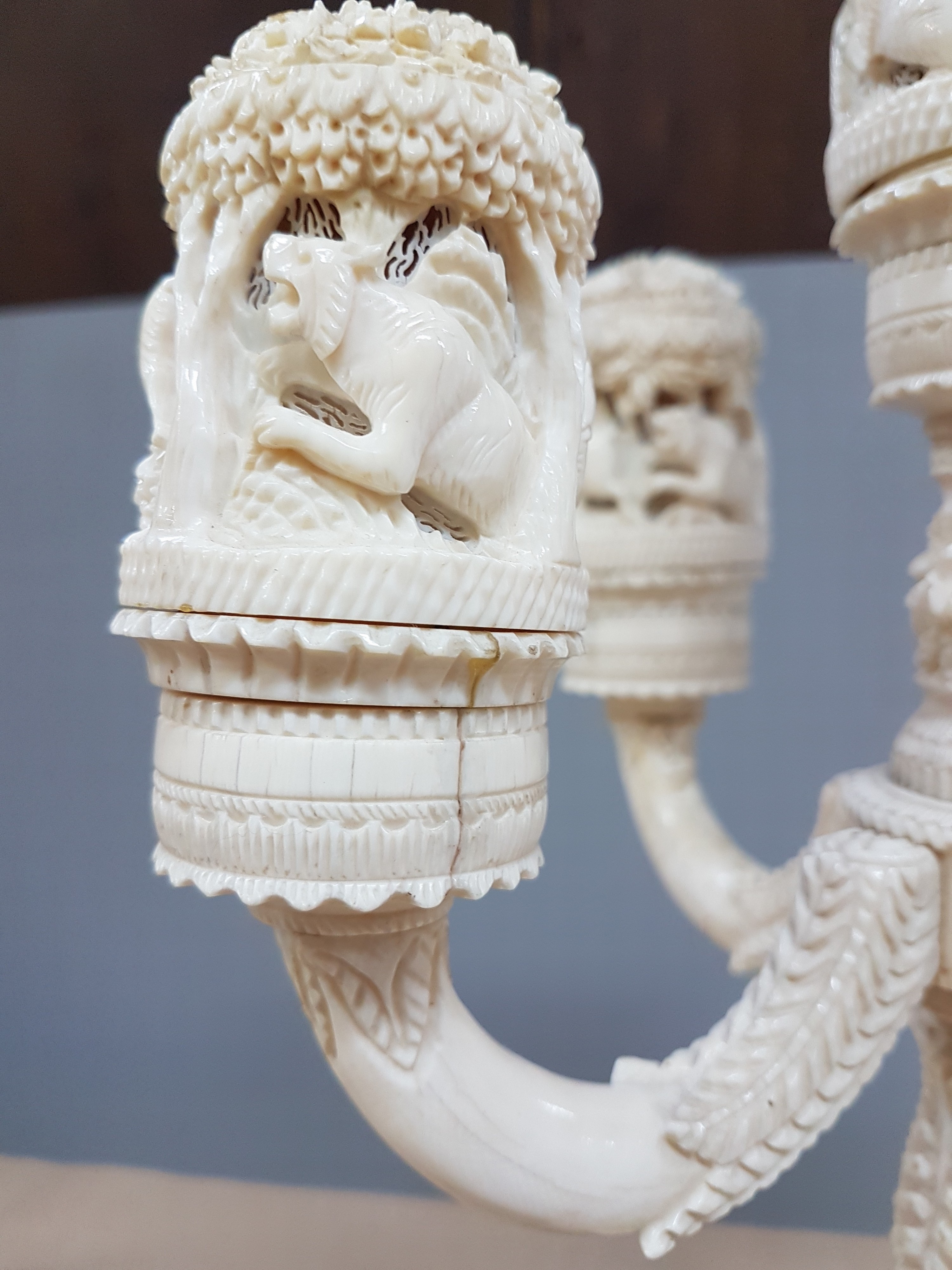 Detail k: Fünfarmige Elfenbeinleuchte, Indien, um 1930, Sockel aus einem Hohlstück eines Stoßzahnes, reich geschnitzt, mit exotischen Wildtieren, u.a. ...