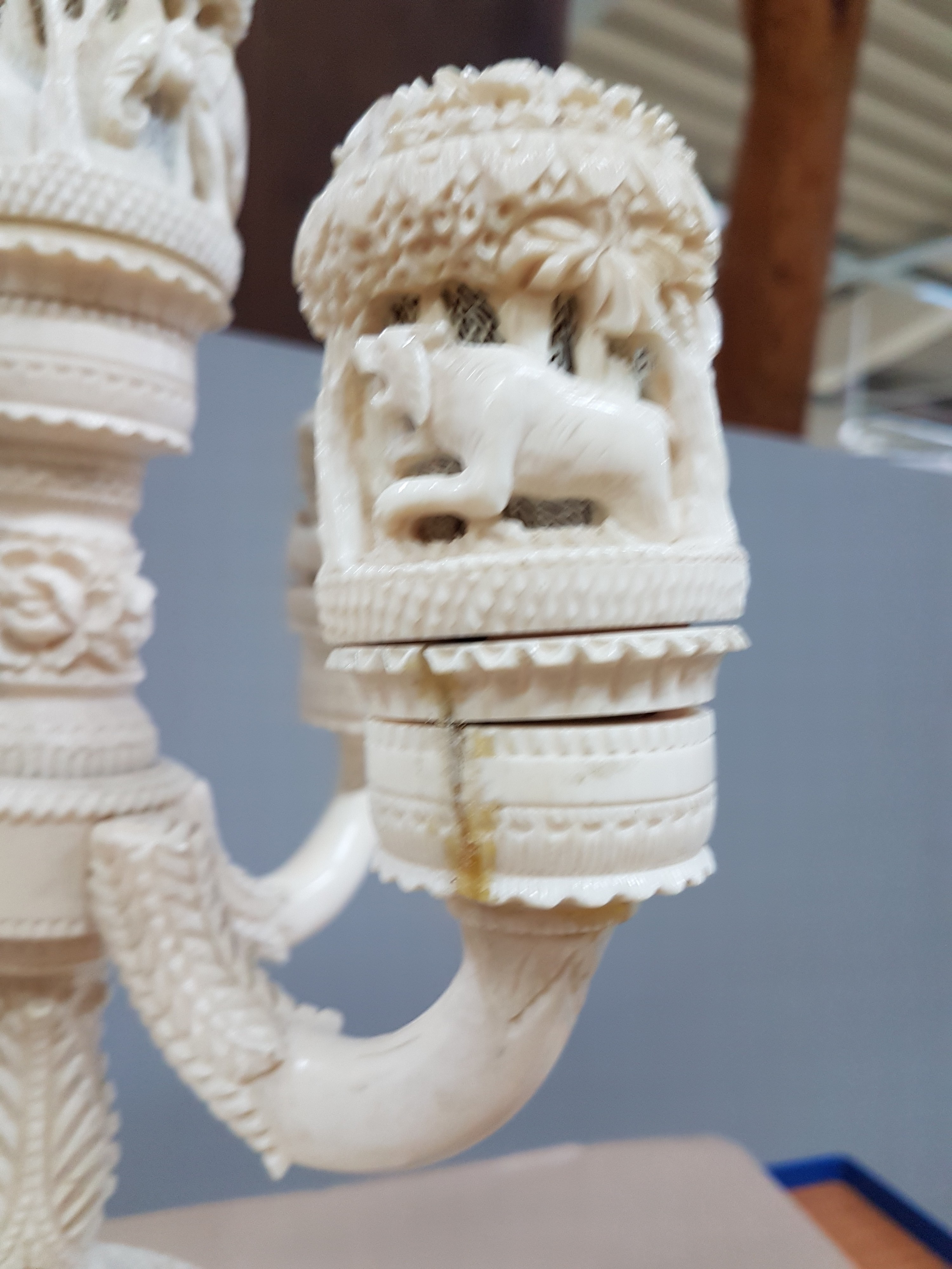 Detail l: Fünfarmige Elfenbeinleuchte, Indien, um 1930, Sockel aus einem Hohlstück eines Stoßzahnes, reich geschnitzt, mit exotischen Wildtieren, u.a. ...