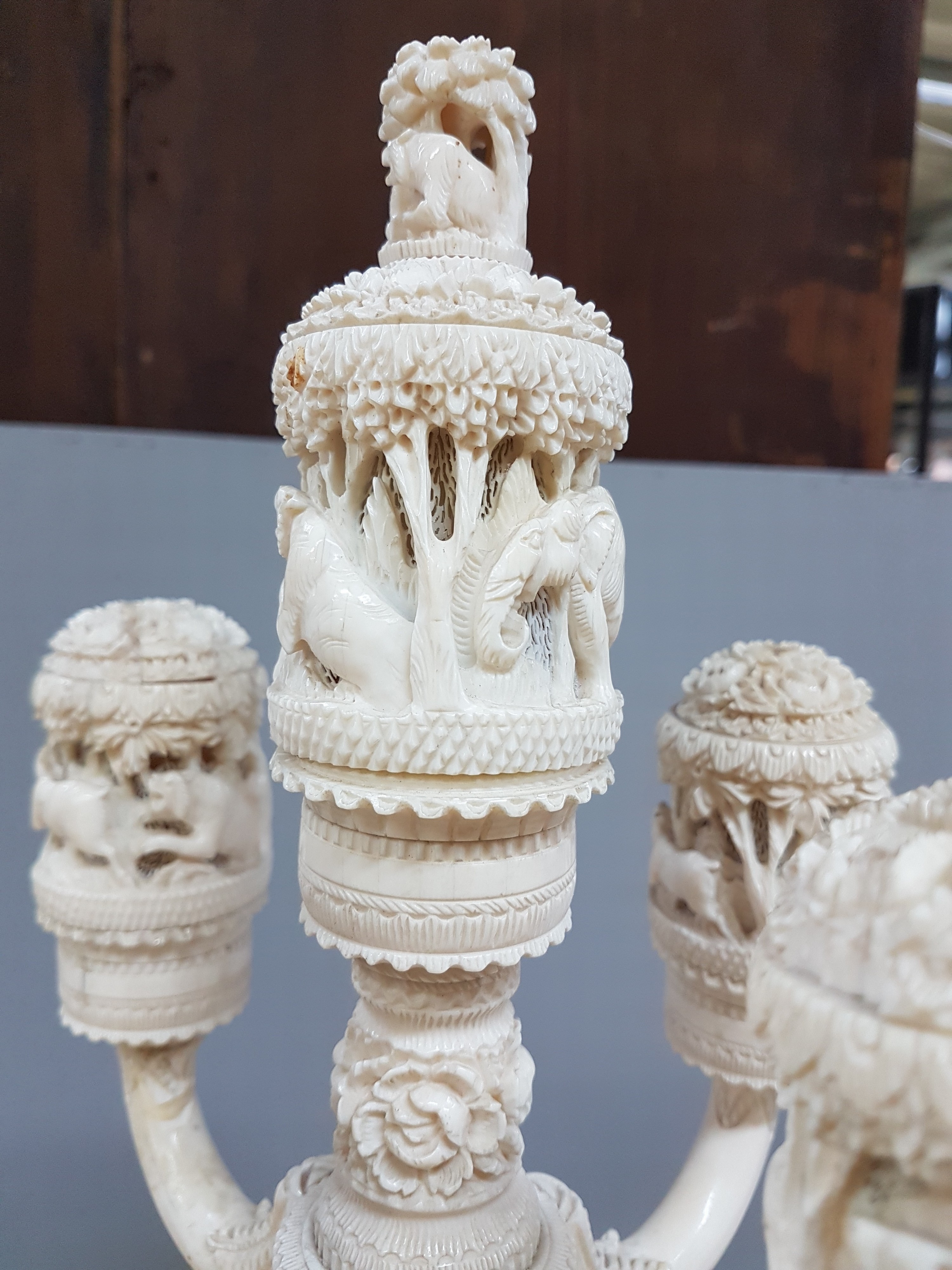 Detail m: Fünfarmige Elfenbeinleuchte, Indien, um 1930, Sockel aus einem Hohlstück eines Stoßzahnes, reich geschnitzt, mit exotischen Wildtieren, u.a. ...