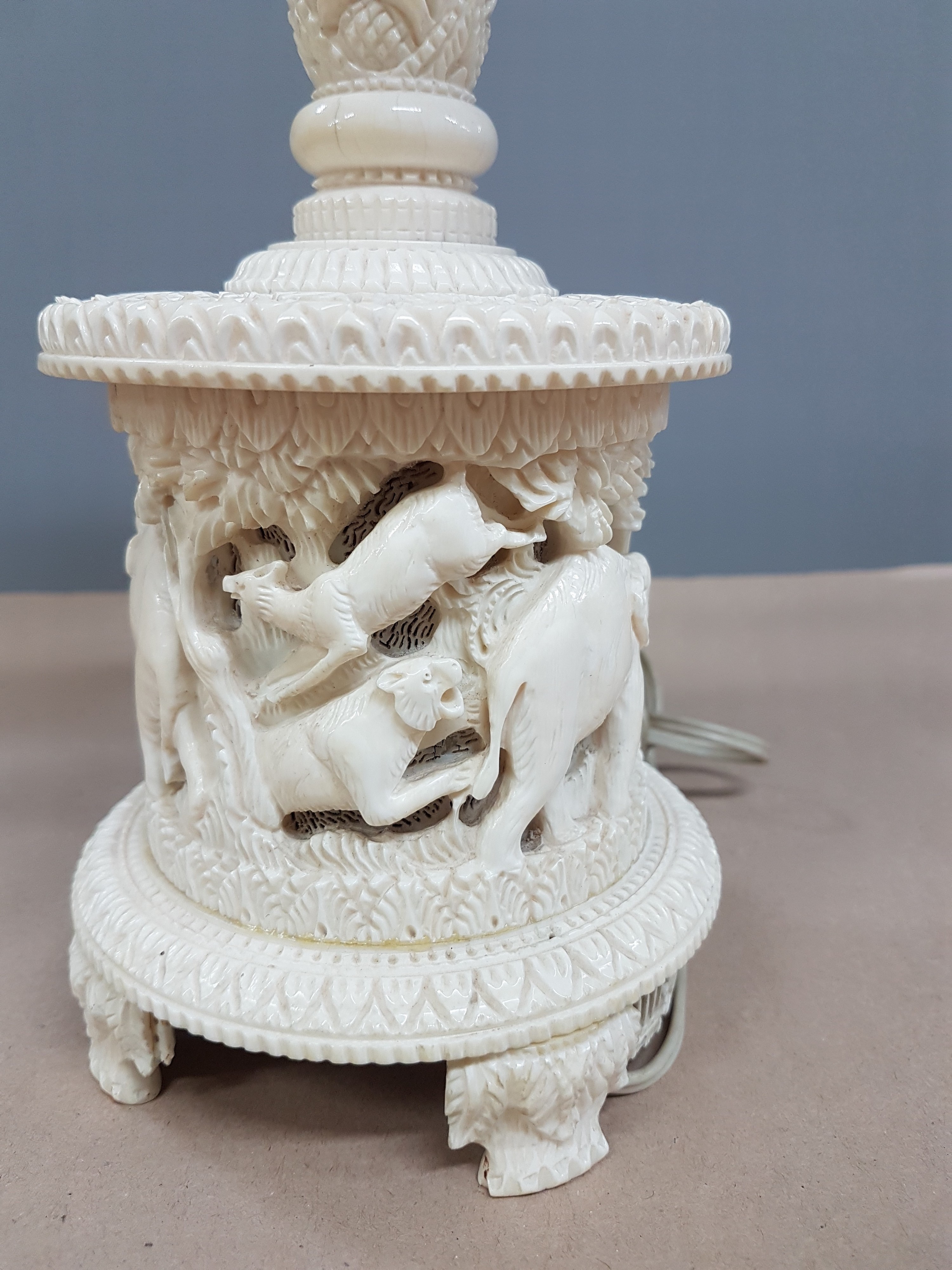 Detail o: Fünfarmige Elfenbeinleuchte, Indien, um 1930, Sockel aus einem Hohlstück eines Stoßzahnes, reich geschnitzt, mit exotischen Wildtieren, u.a. ...