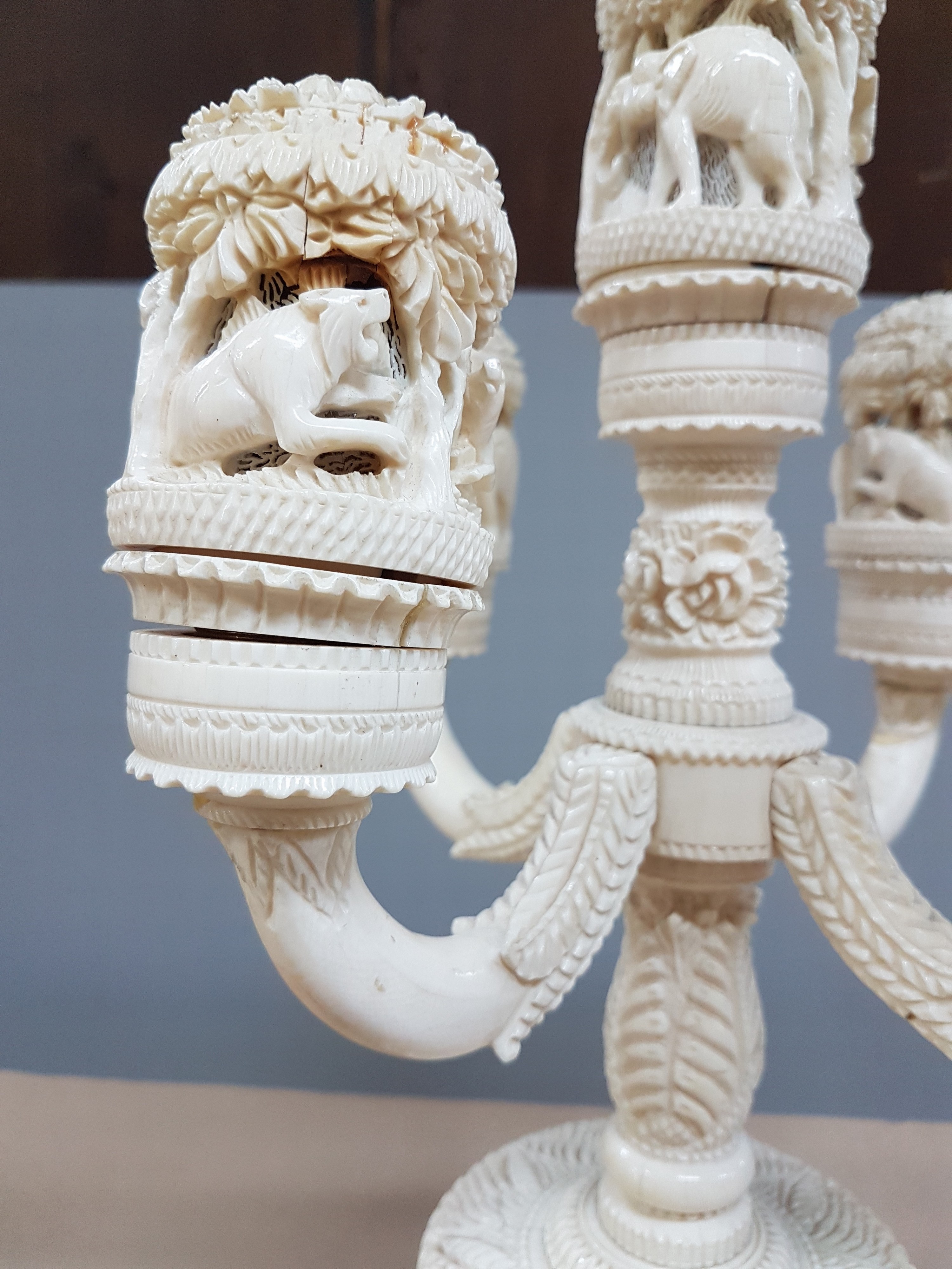 Detail p: Fünfarmige Elfenbeinleuchte, Indien, um 1930, Sockel aus einem Hohlstück eines Stoßzahnes, reich geschnitzt, mit exotischen Wildtieren, u.a. ...