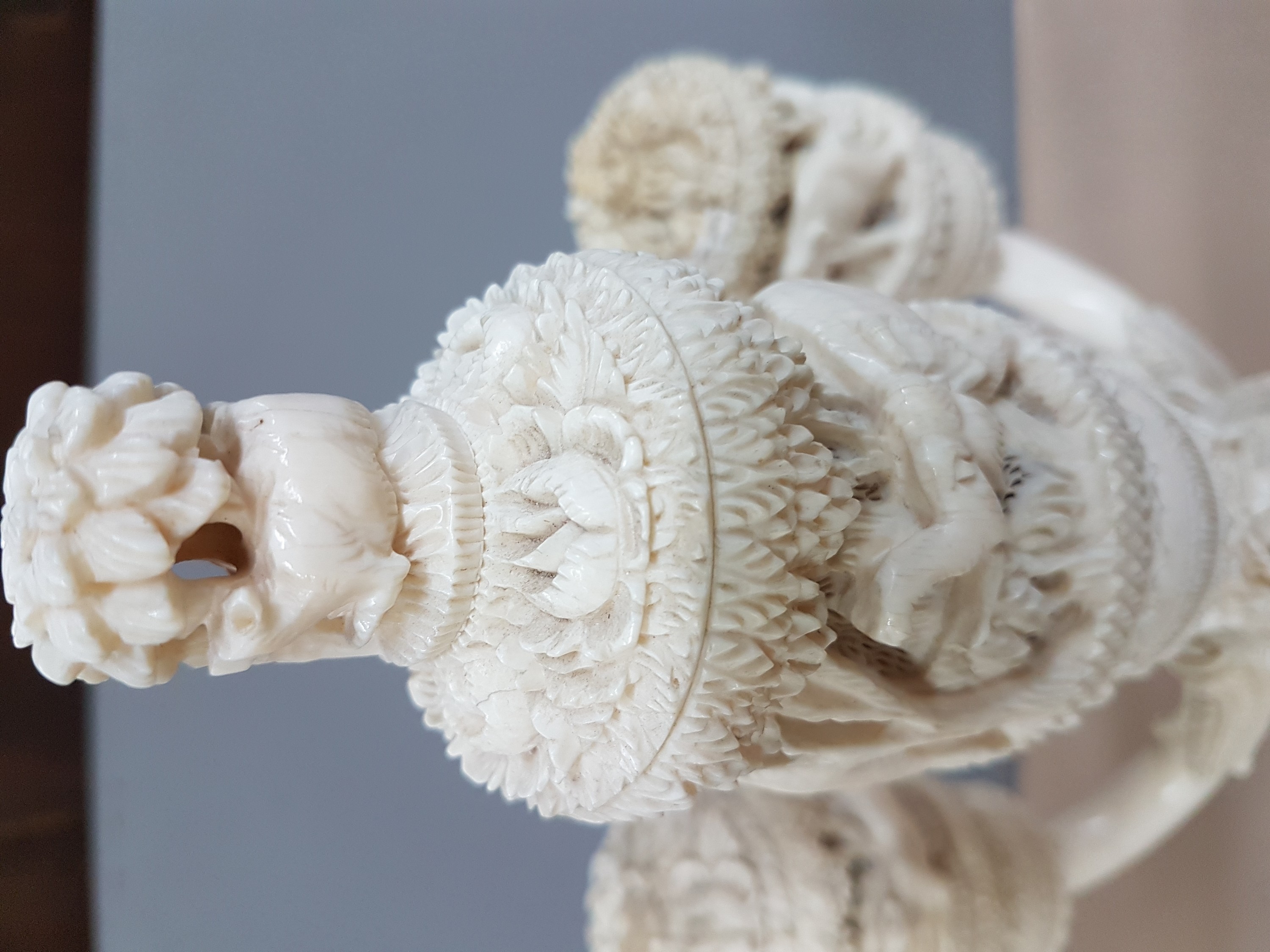 Detail u: Fünfarmige Elfenbeinleuchte, Indien, um 1930, Sockel aus einem Hohlstück eines Stoßzahnes, reich geschnitzt, mit exotischen Wildtieren, u.a. ...