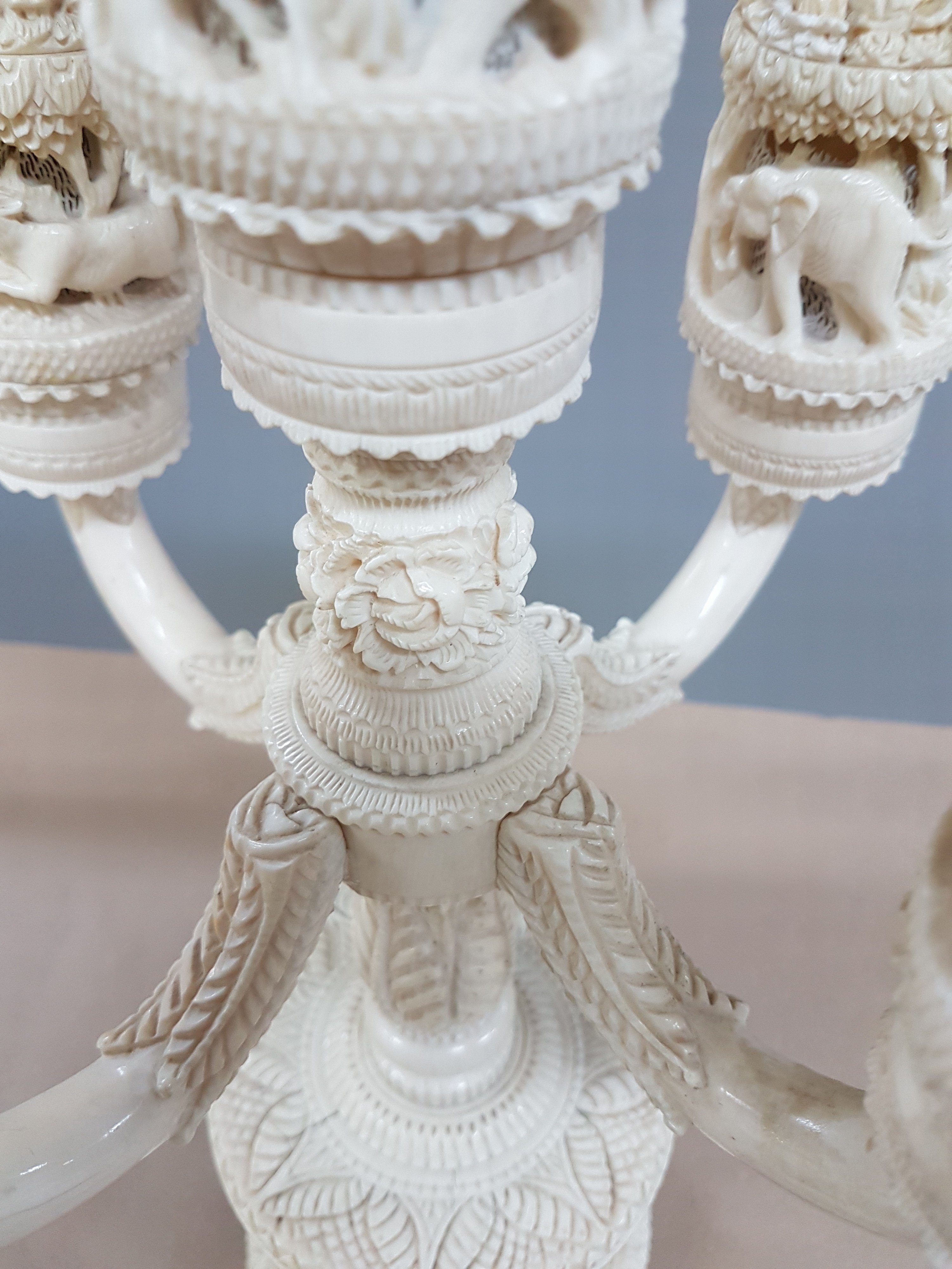 Detail x: Fünfarmige Elfenbeinleuchte, Indien, um 1930, Sockel aus einem Hohlstück eines Stoßzahnes, reich geschnitzt, mit exotischen Wildtieren, u.a. ...