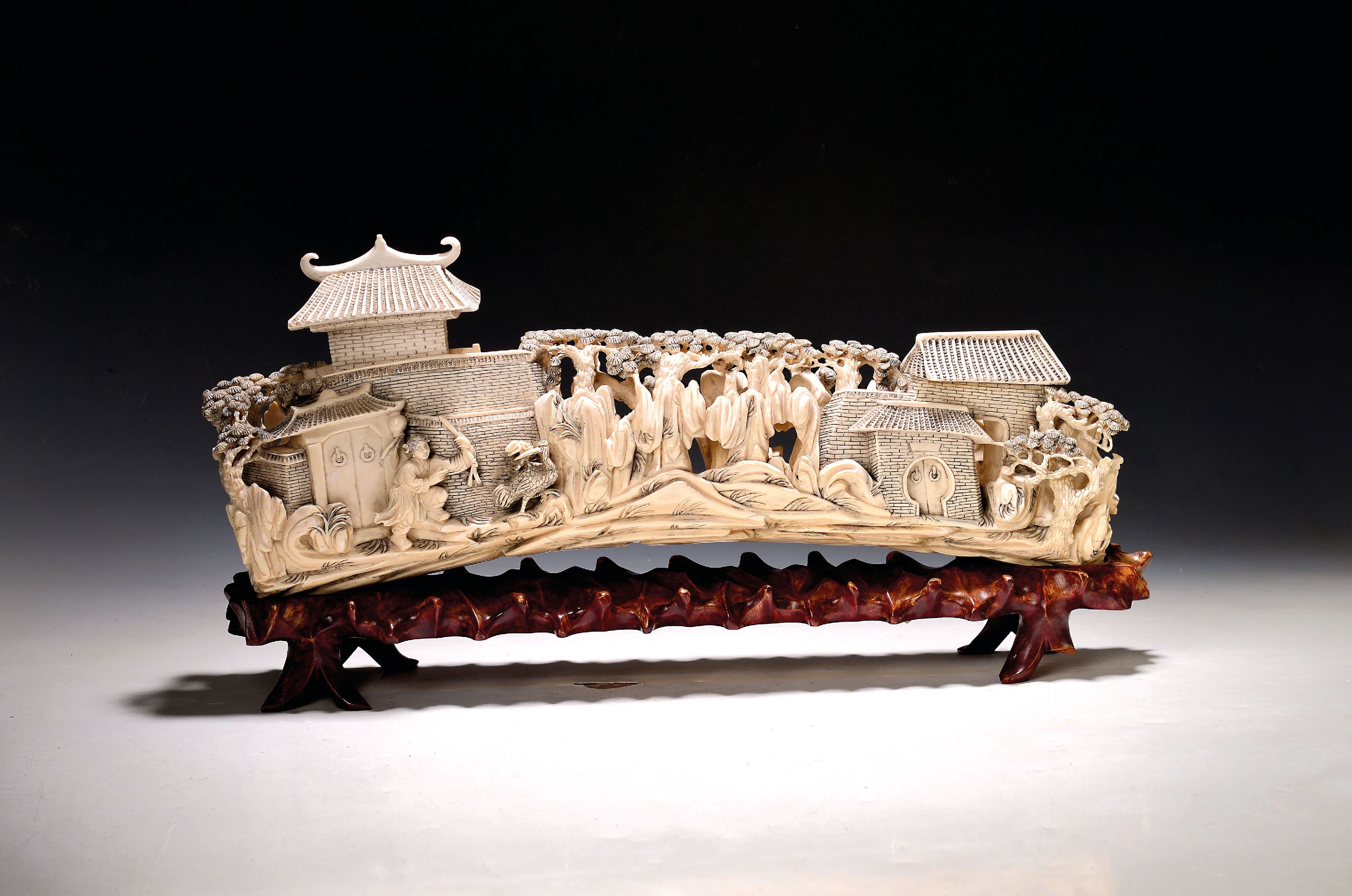 Detail a: Große Elfenbein-Figurengruppe, China, um 1900, Elfenbeinzahn beschnitzt, höfische Gruppe in stil. Tempel- und Gartenlandschaft mit Torbogen, z.T. ...