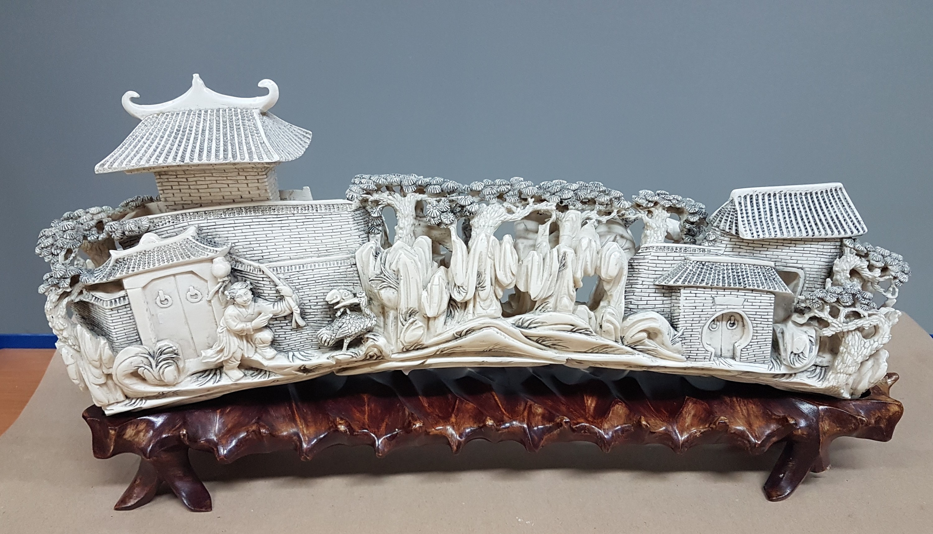 Detail e: Große Elfenbein-Figurengruppe, China, um 1900, Elfenbeinzahn beschnitzt, höfische Gruppe in stil. Tempel- und Gartenlandschaft mit Torbogen, z.T. ...