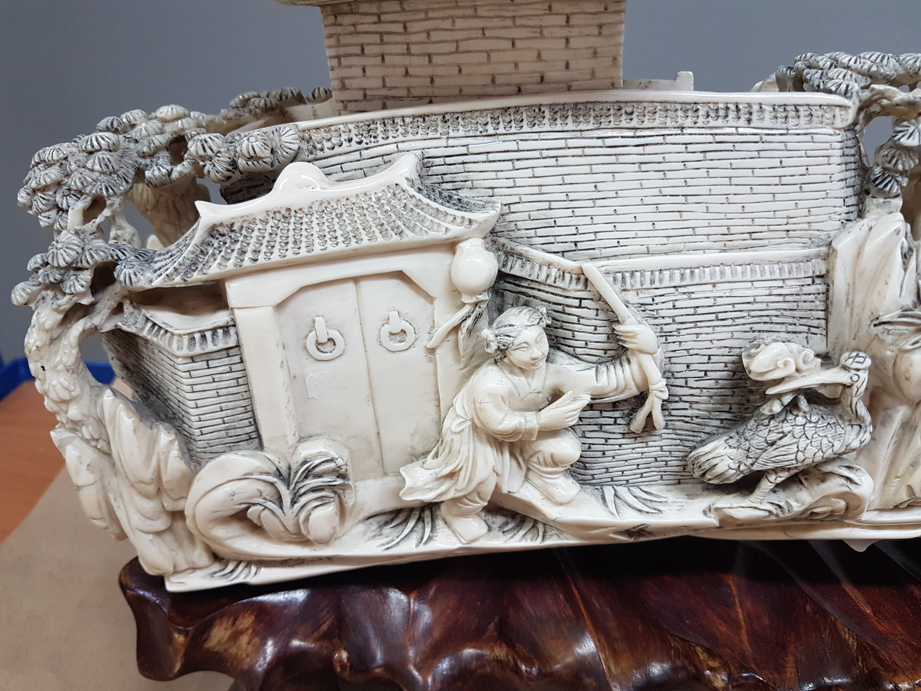 Detail f: Große Elfenbein-Figurengruppe, China, um 1900, Elfenbeinzahn beschnitzt, höfische Gruppe in stil. Tempel- und Gartenlandschaft mit Torbogen, z.T. ...