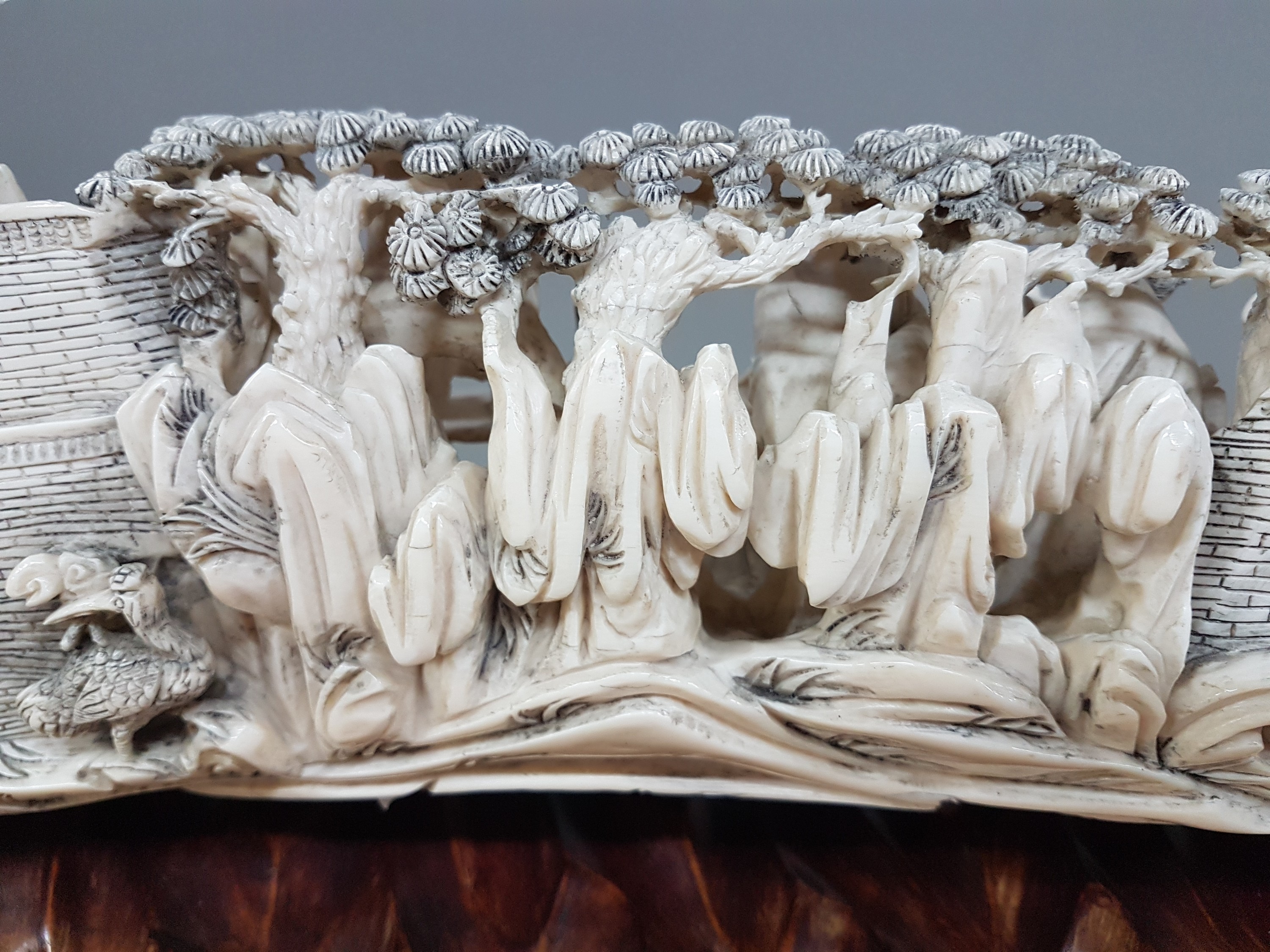 Detail g: Große Elfenbein-Figurengruppe, China, um 1900, Elfenbeinzahn beschnitzt, höfische Gruppe in stil. Tempel- und Gartenlandschaft mit Torbogen, z.T. ...