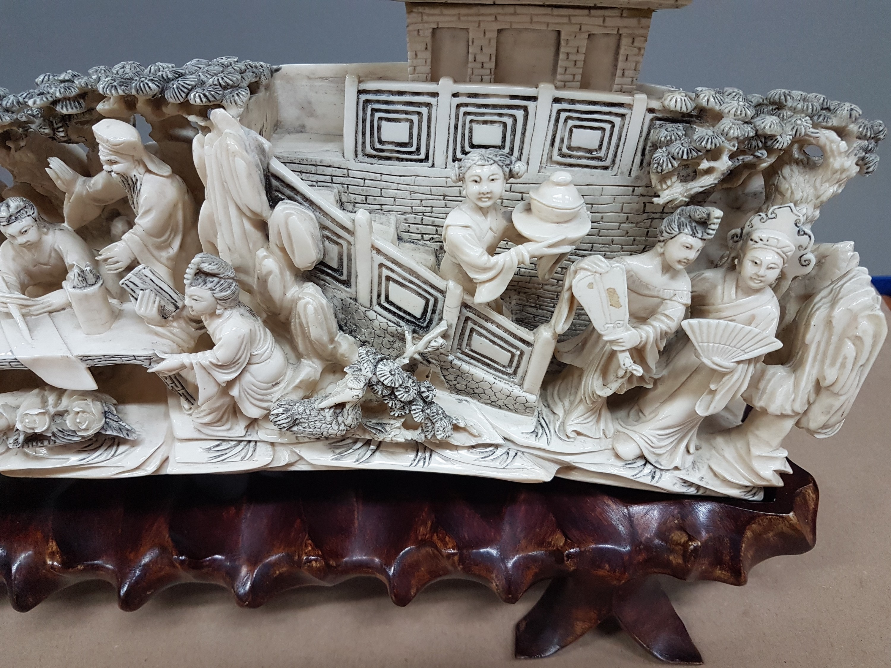 Detail j: Große Elfenbein-Figurengruppe, China, um 1900, Elfenbeinzahn beschnitzt, höfische Gruppe in stil. Tempel- und Gartenlandschaft mit Torbogen, z.T. ...