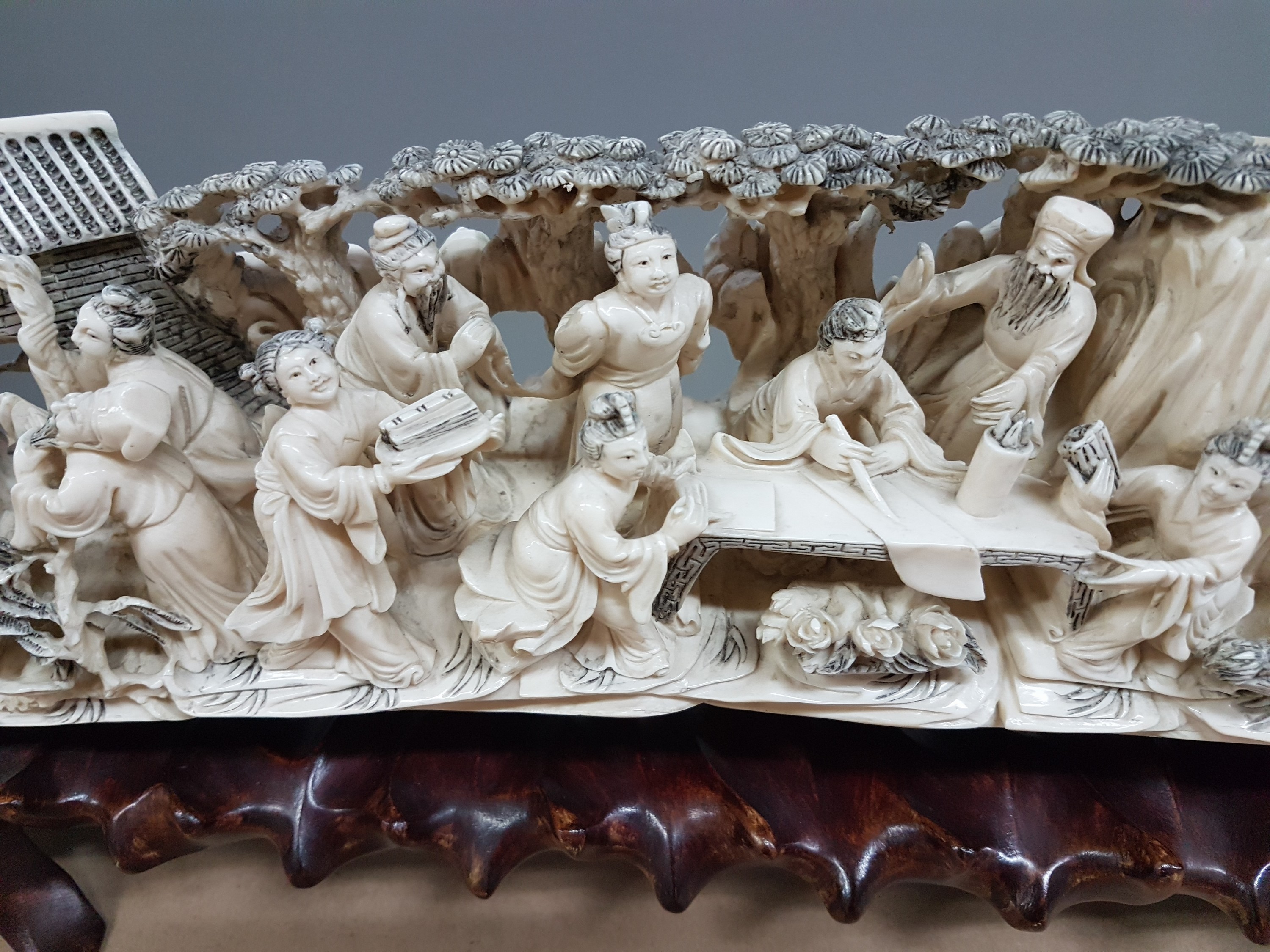 Detail k: Große Elfenbein-Figurengruppe, China, um 1900, Elfenbeinzahn beschnitzt, höfische Gruppe in stil. Tempel- und Gartenlandschaft mit Torbogen, z.T. ...